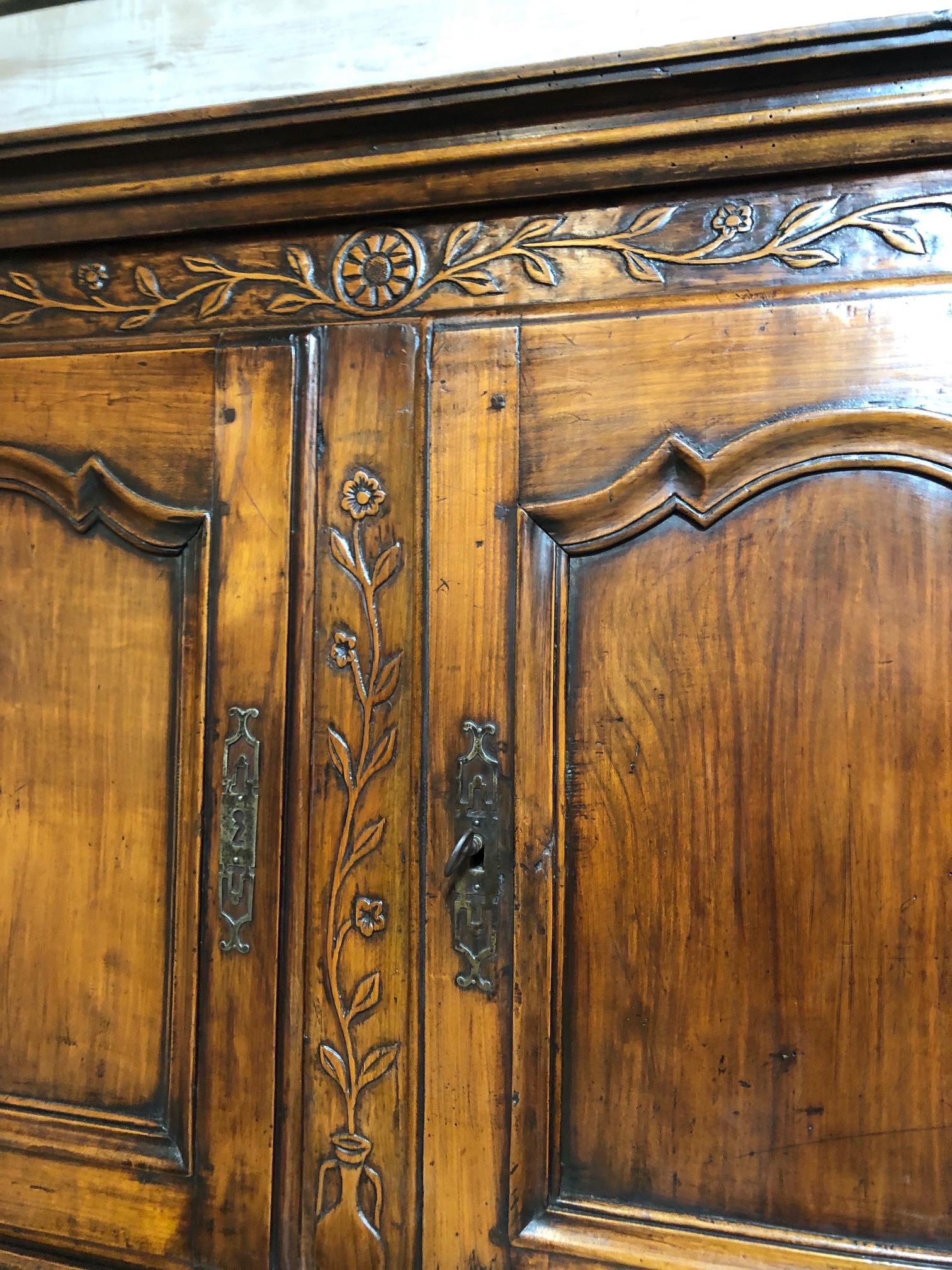 Acciaio Buffet alto in legno di pero in stile Luigi XV, primi anni del XIX secolo. in vendita