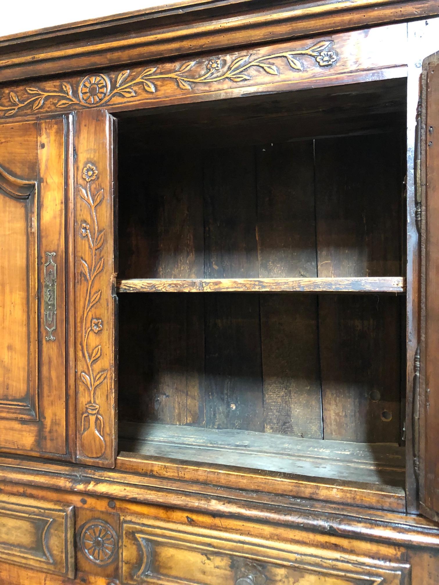 Buffet alto in legno di pero in stile Luigi XV, primi anni del XIX secolo. In condizioni buone in vendita a Middleburg, VA