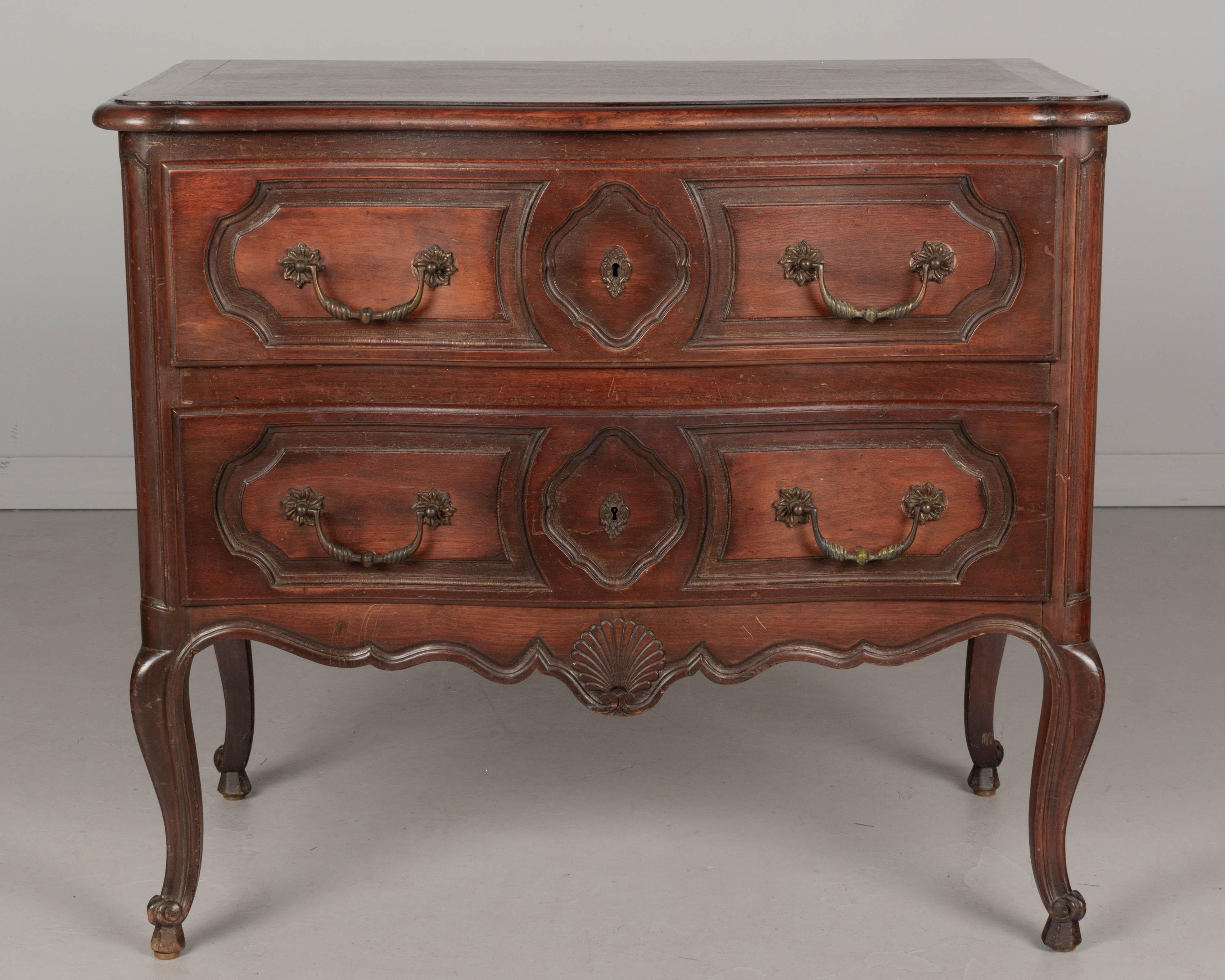 Louis XV Style French Serpentine Front Commode In Good Condition For Sale In Winter Park, FL