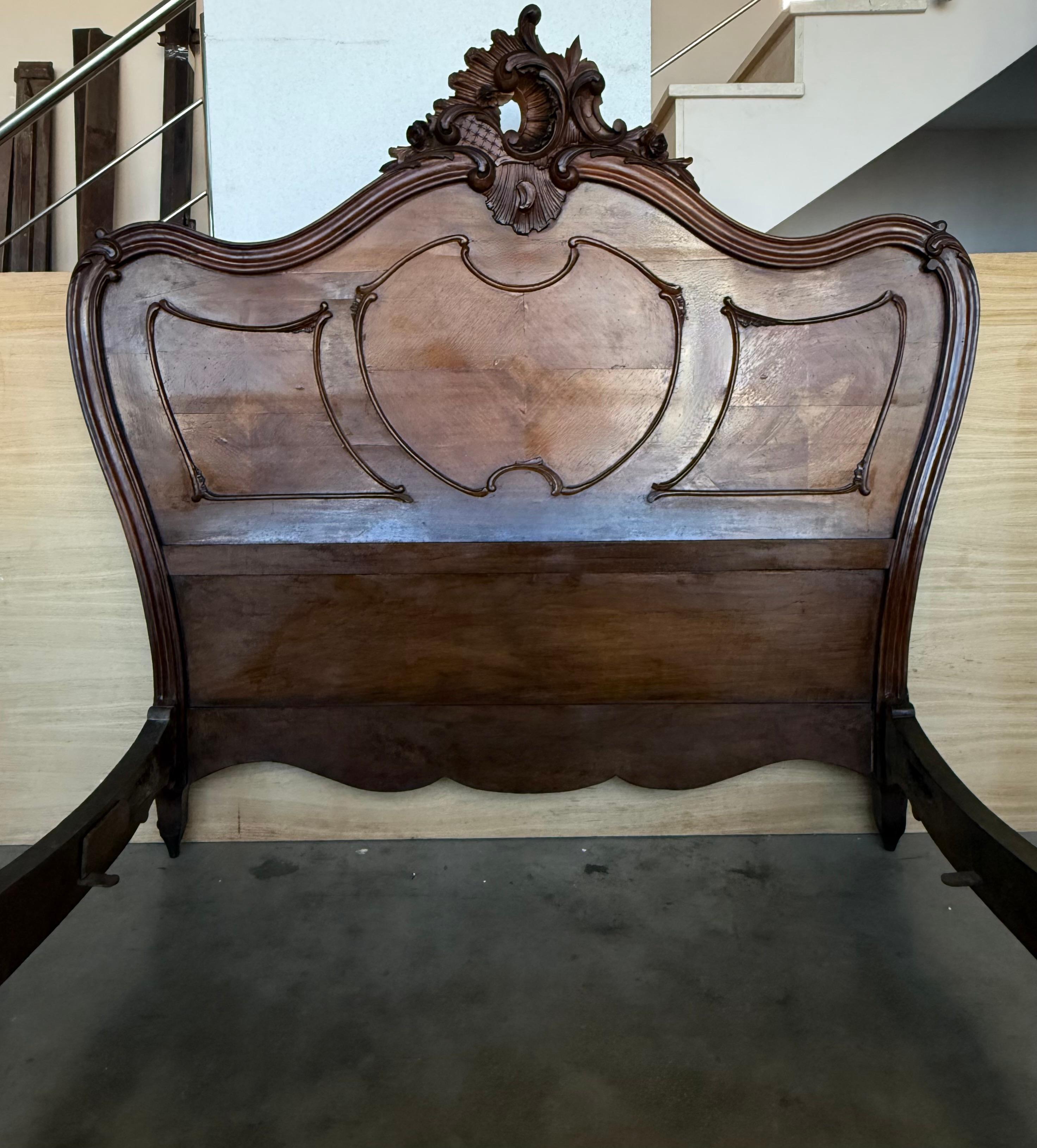 Lit Queen Size de style Louis XV en noyer massif sculpté en vente 5