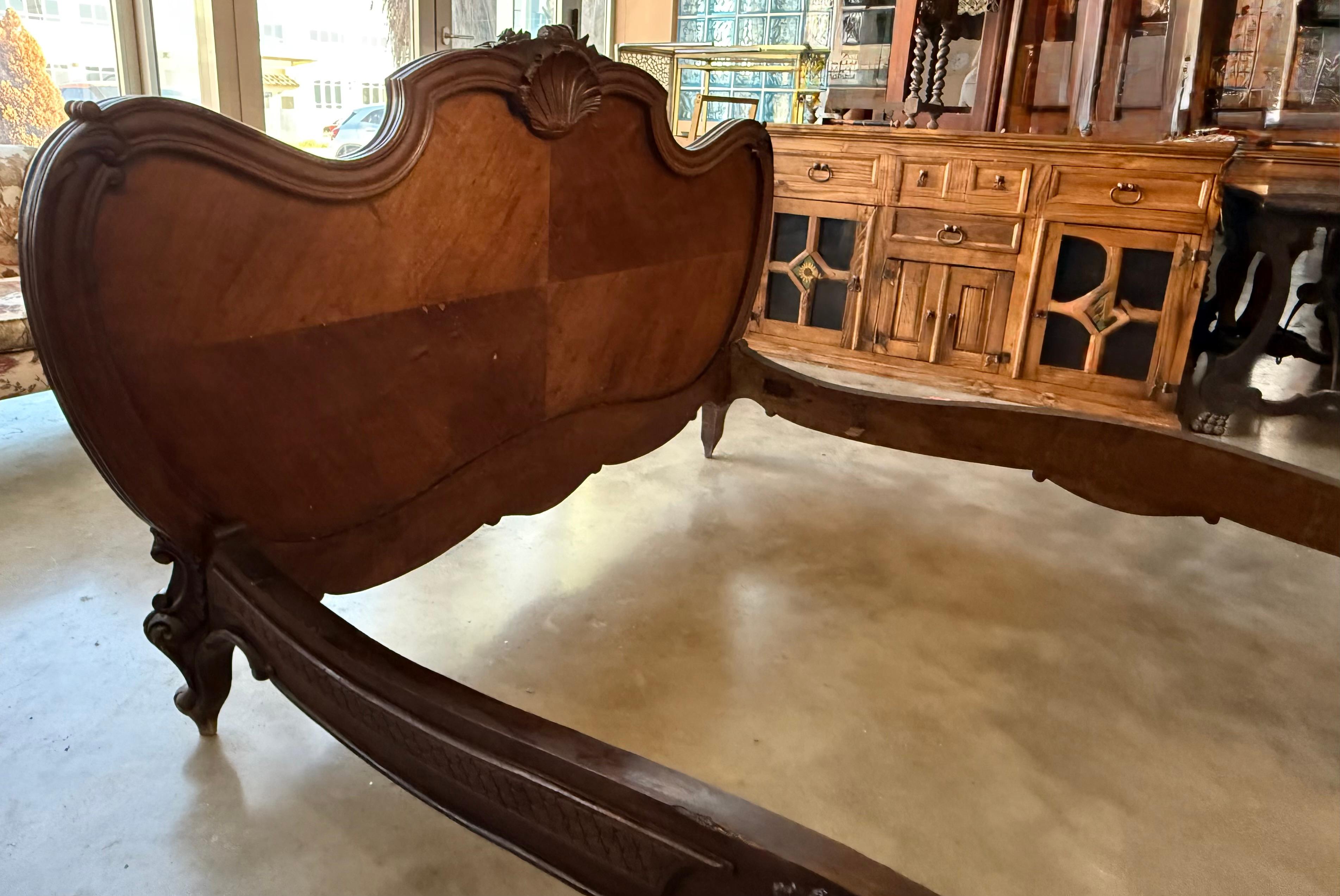 Lit Queen Size de style Louis XV en noyer massif sculpté en vente 6