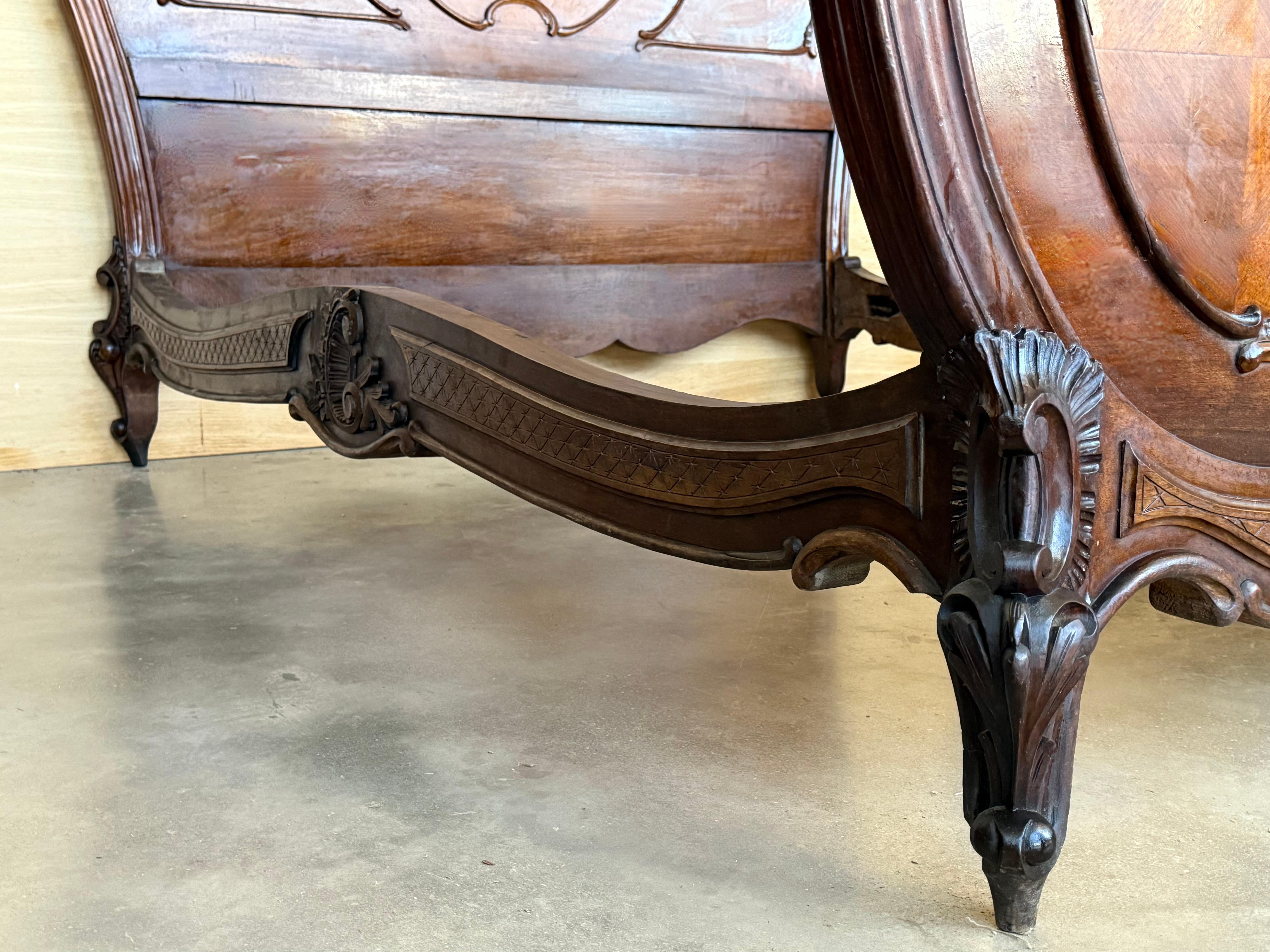 Lit Queen Size de style Louis XV en noyer massif sculpté en vente 7