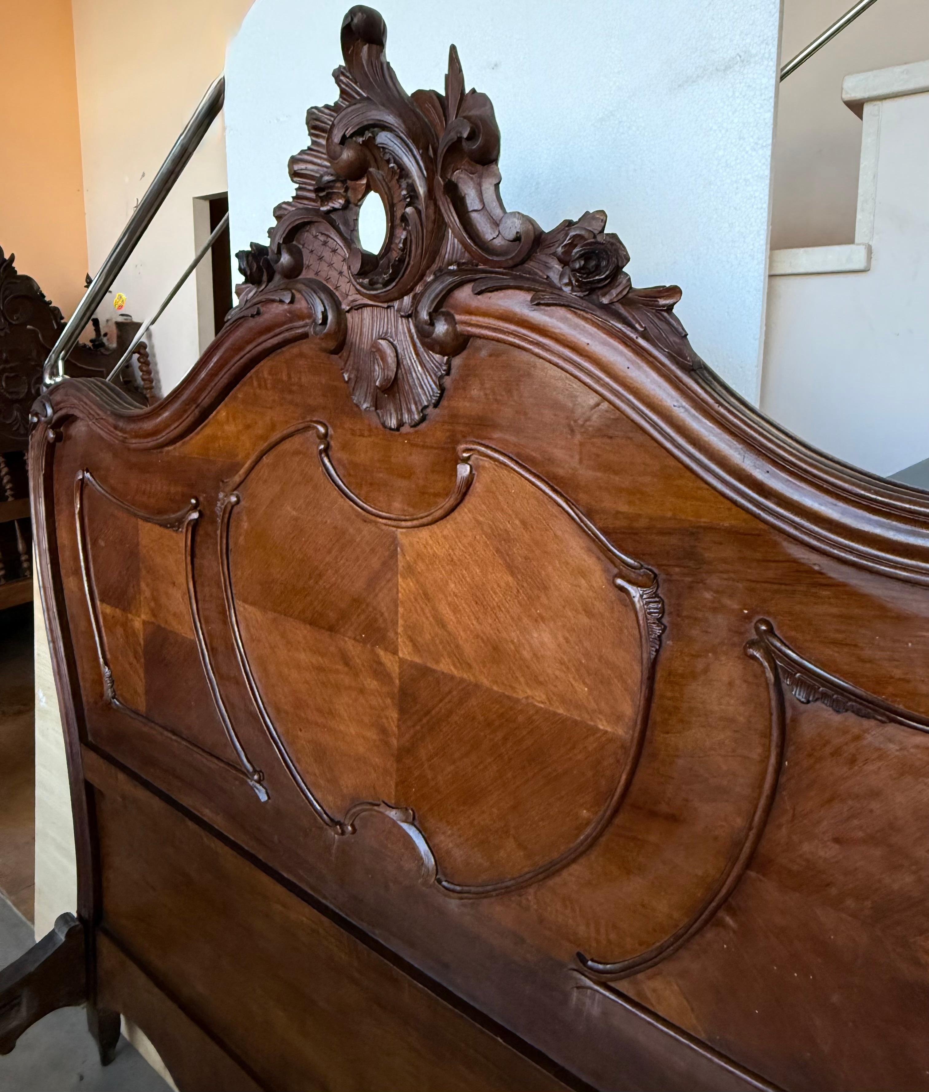 Lit Queen Size de style Louis XV en noyer massif sculpté en vente 8