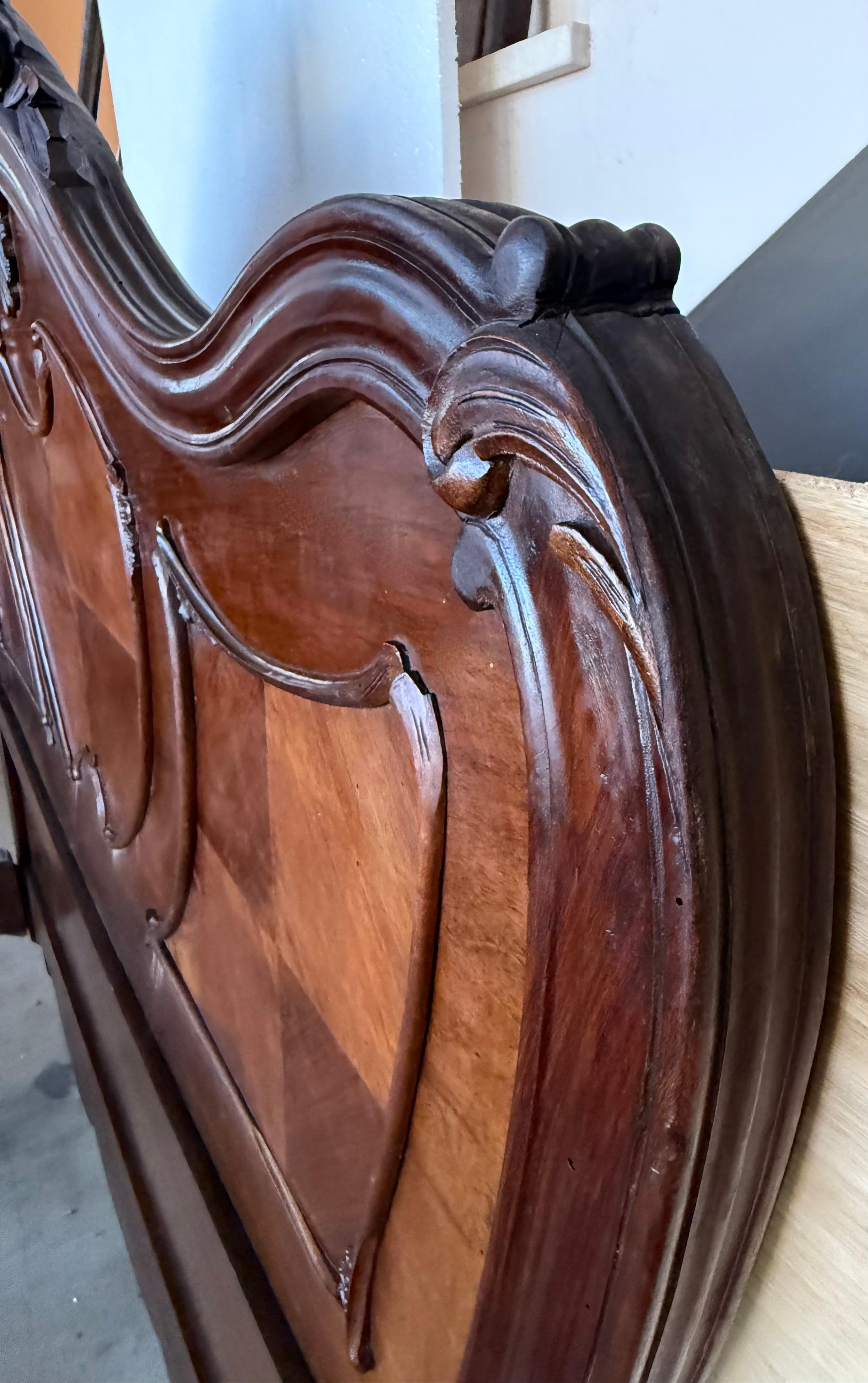 Lit Queen Size de style Louis XV en noyer massif sculpté en vente 9