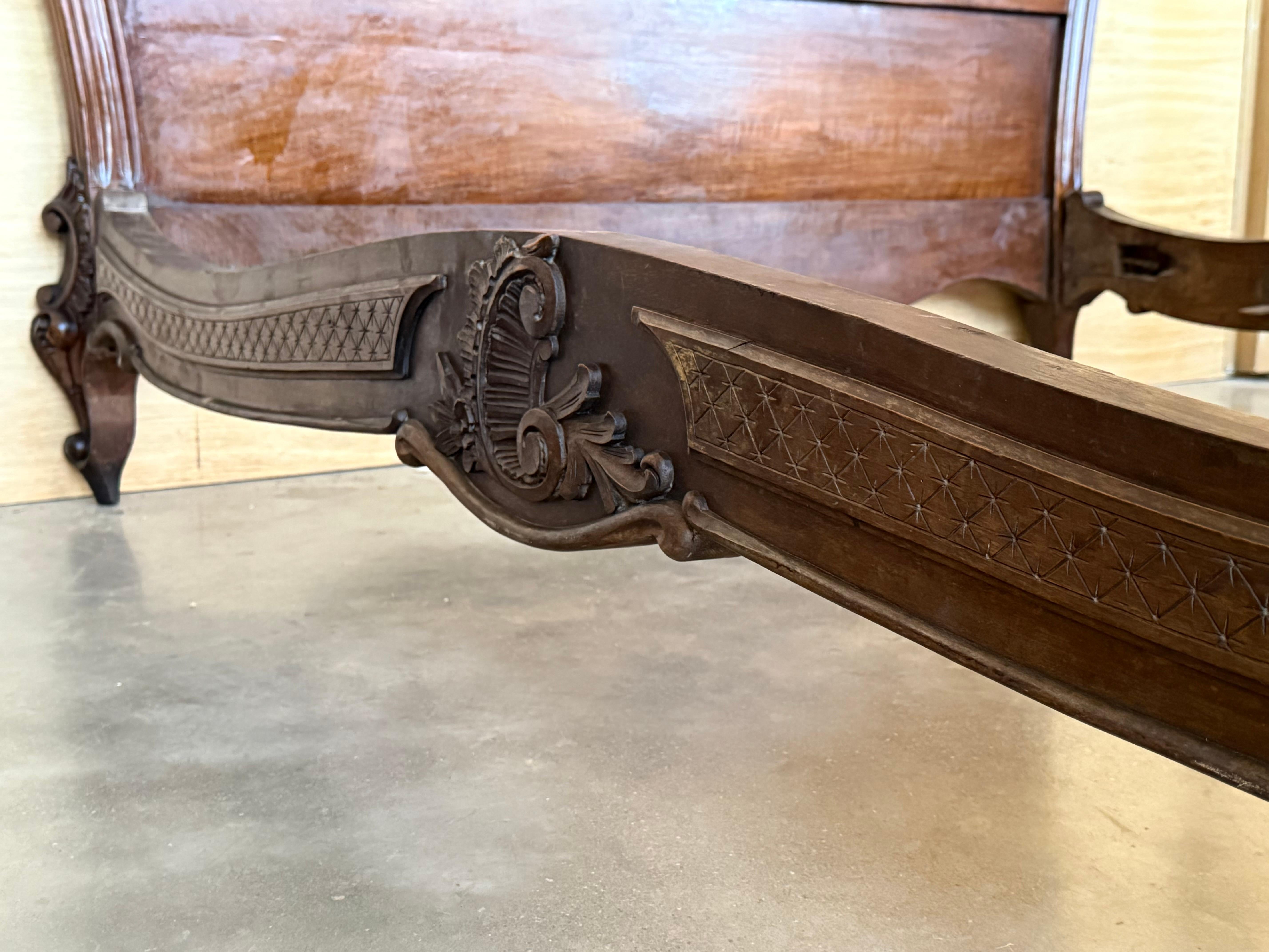 Lit Queen Size de style Louis XV en noyer massif sculpté en vente 10