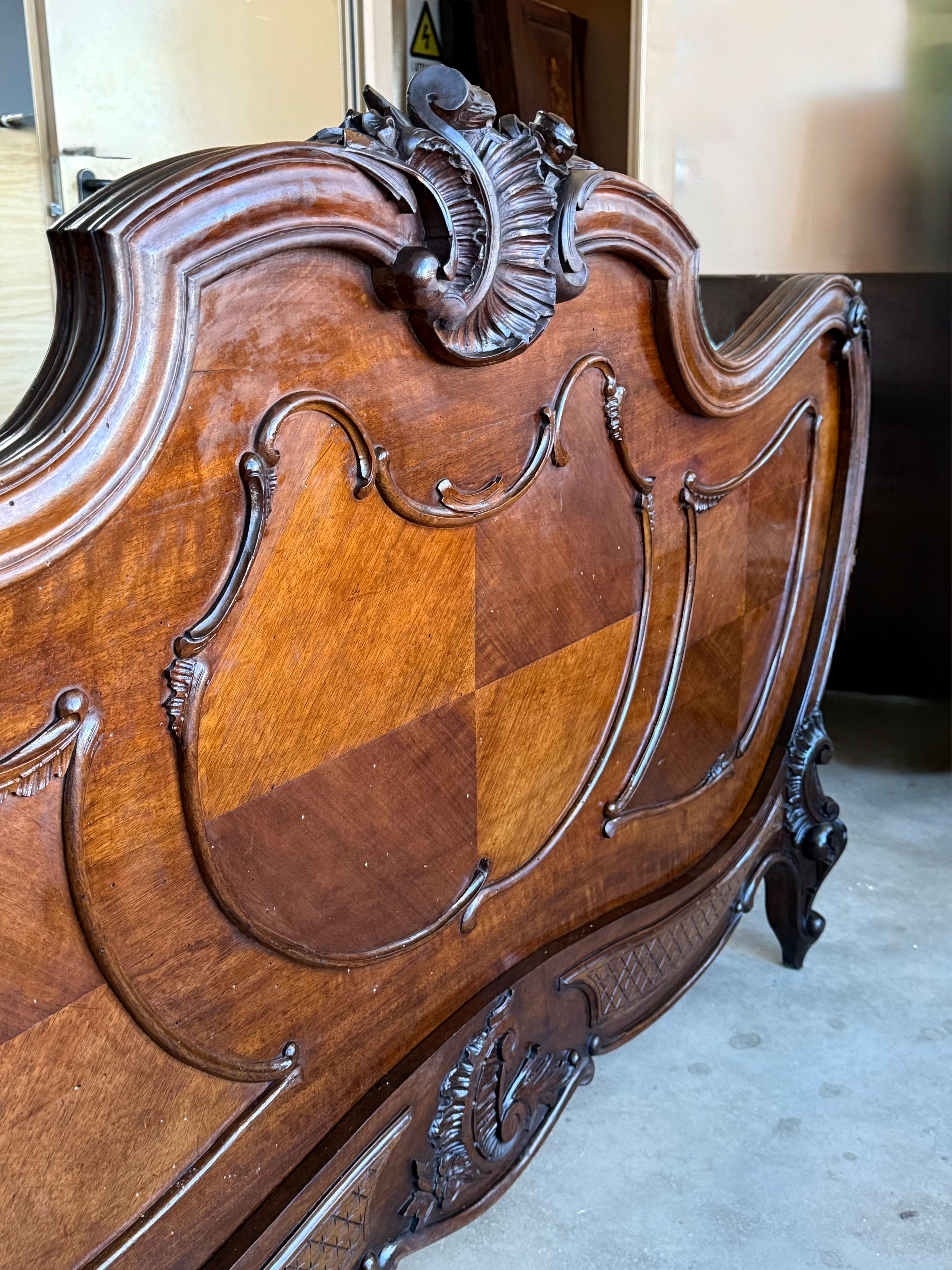 Lit Queen Size de style Louis XV en noyer massif sculpté en vente 11