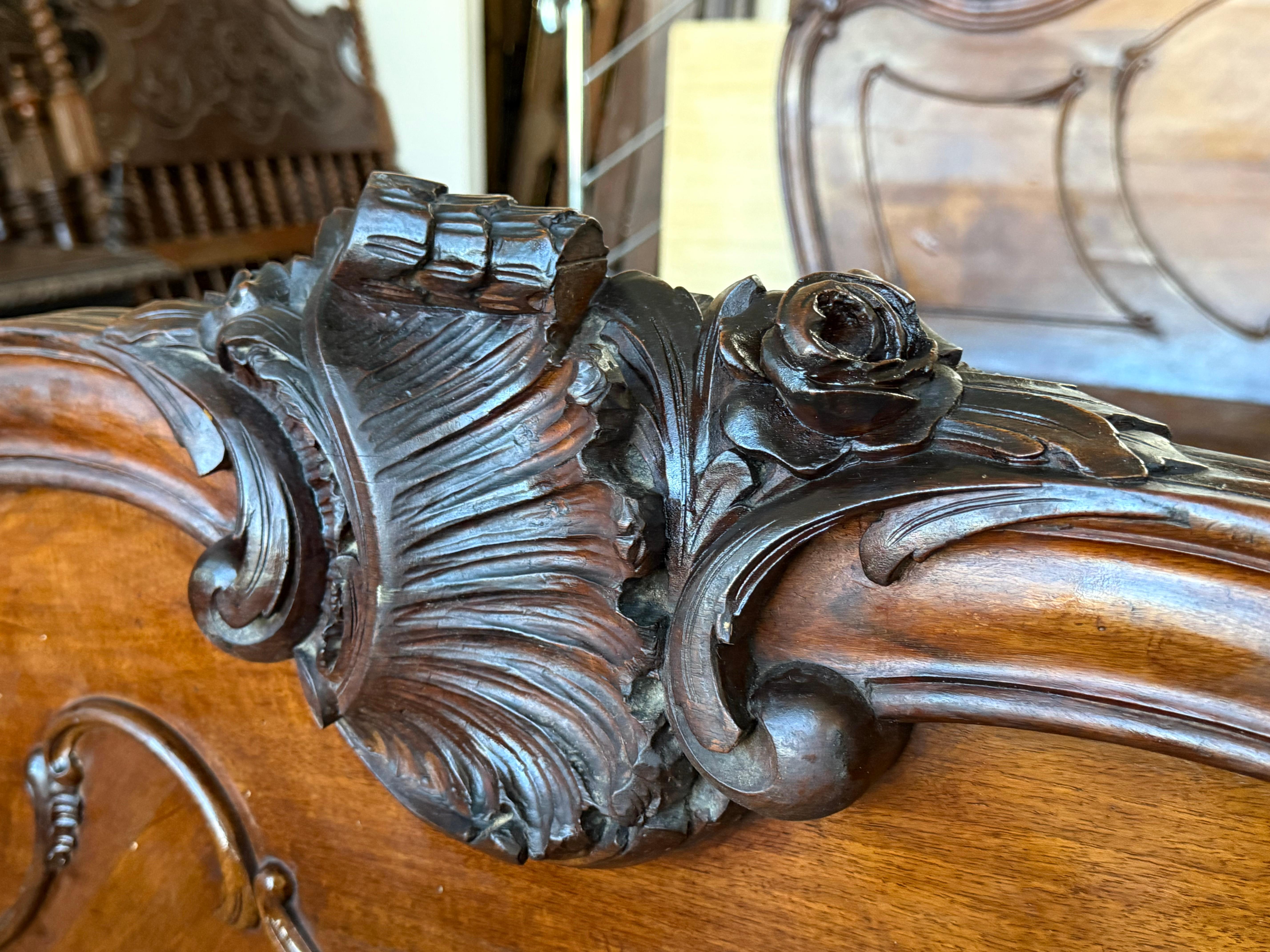 Lit Queen Size de style Louis XV en noyer massif sculpté en vente 12