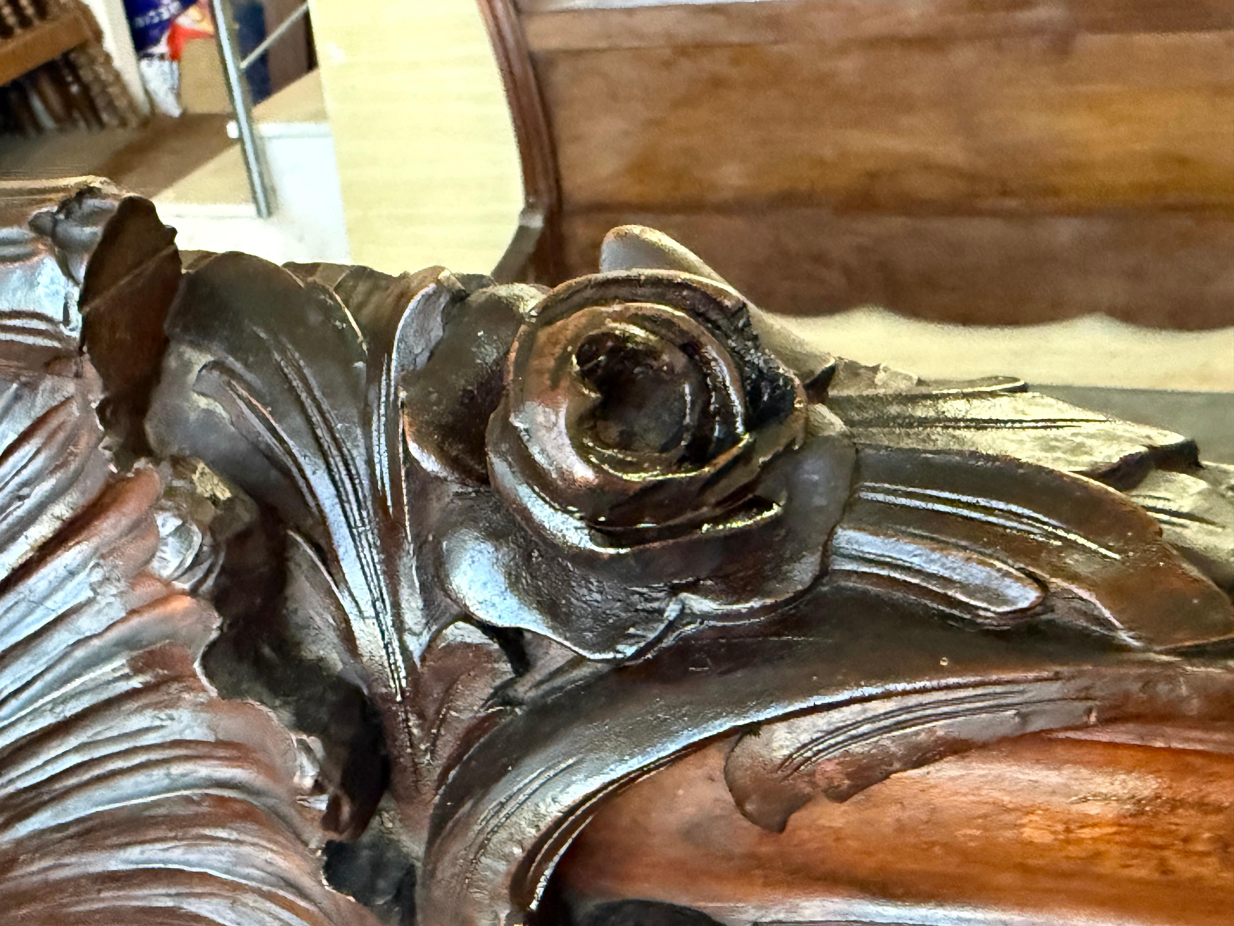 Lit Queen Size de style Louis XV en noyer massif sculpté en vente 13