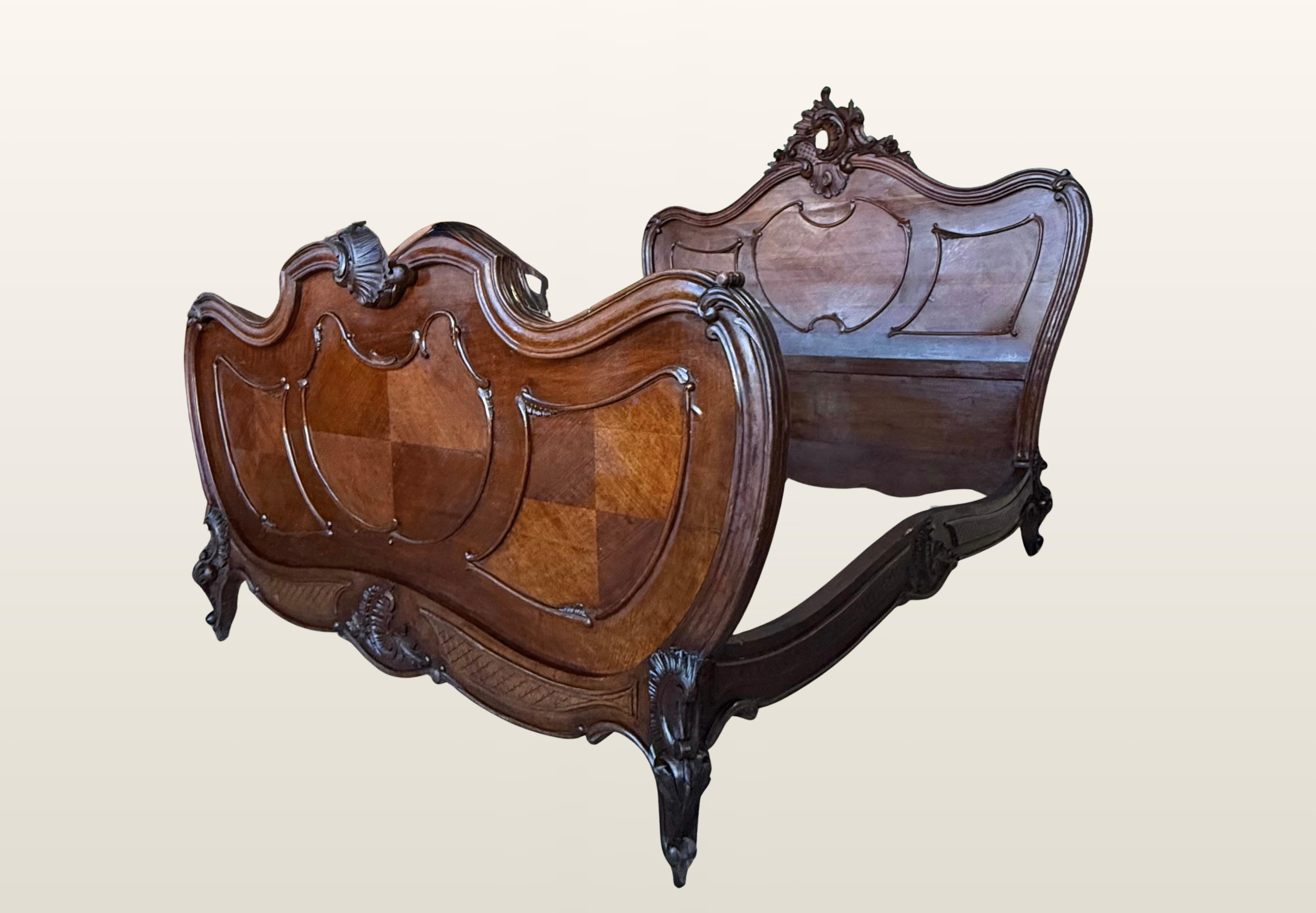 Français Lit Queen Size de style Louis XV en noyer massif sculpté en vente