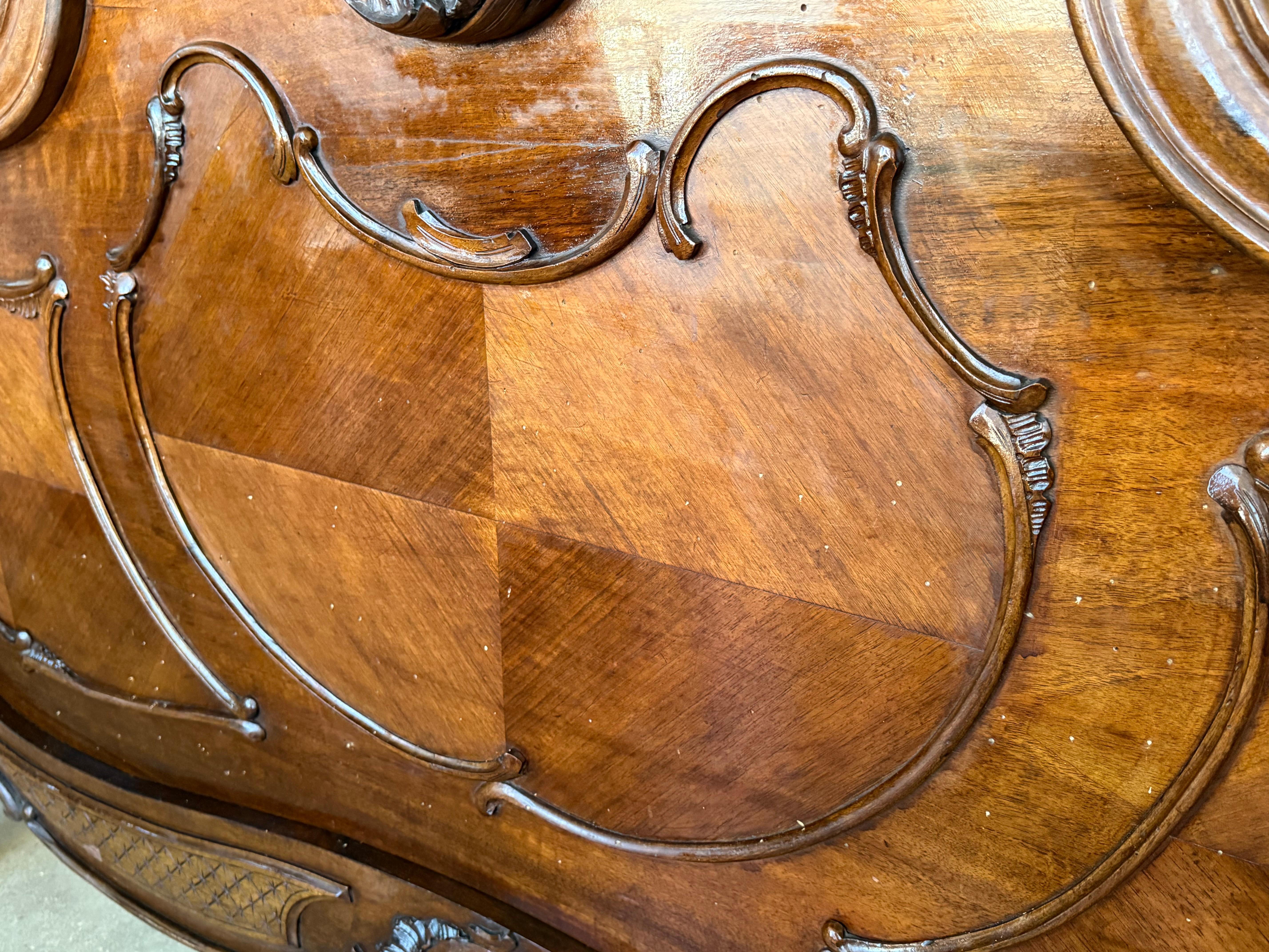 Lit Queen Size de style Louis XV en noyer massif sculpté en vente 14