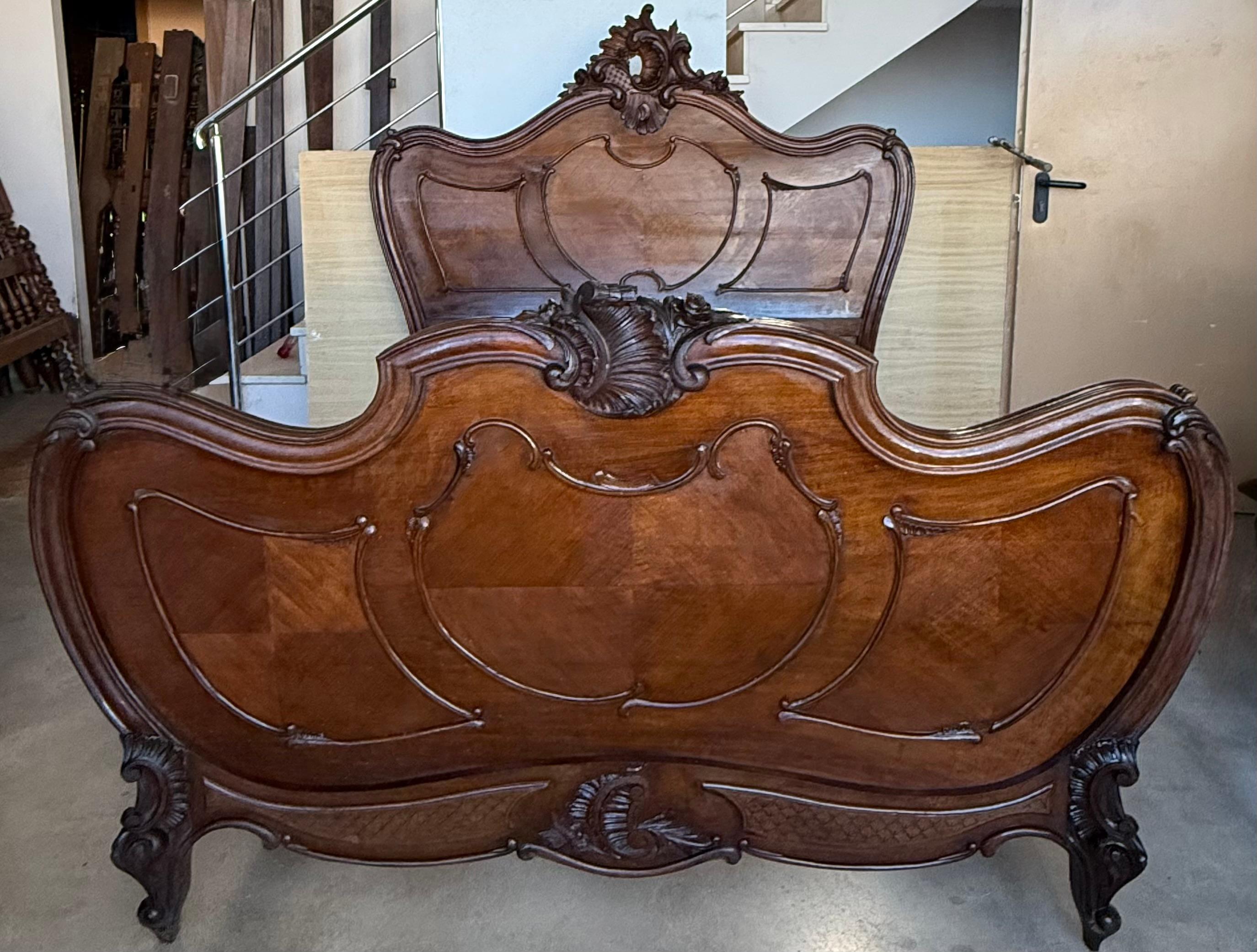 20ième siècle Lit Queen Size de style Louis XV en noyer massif sculpté en vente