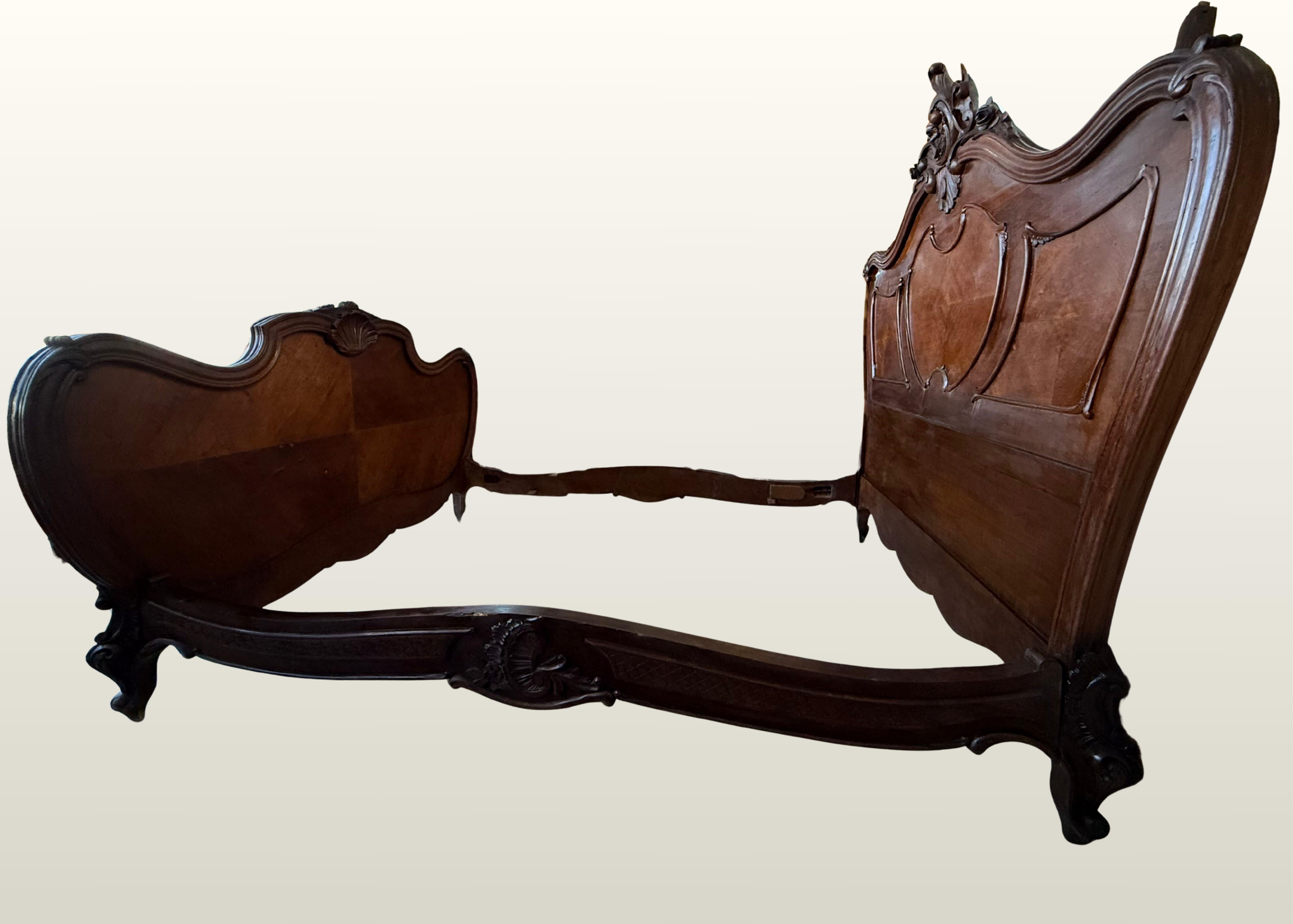 Lit Queen Size de style Louis XV en noyer massif sculpté Bon état - En vente à Miami, FL