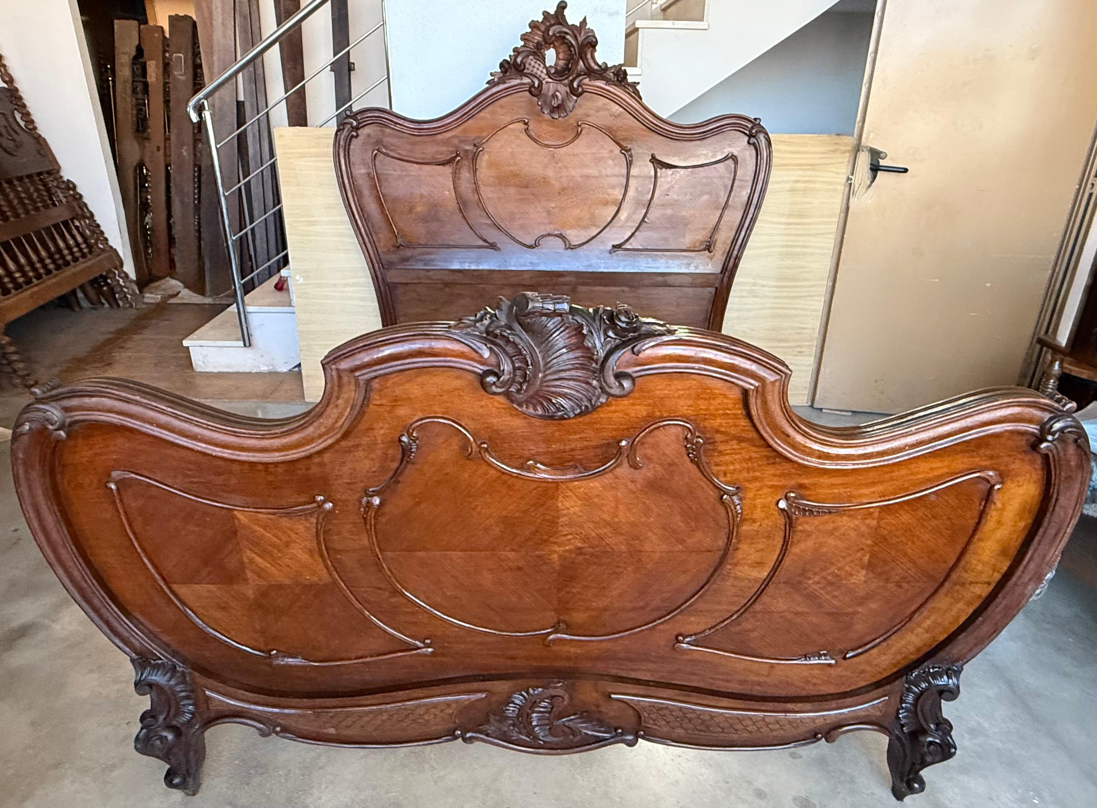 Noyer Lit Queen Size de style Louis XV en noyer massif sculpté en vente