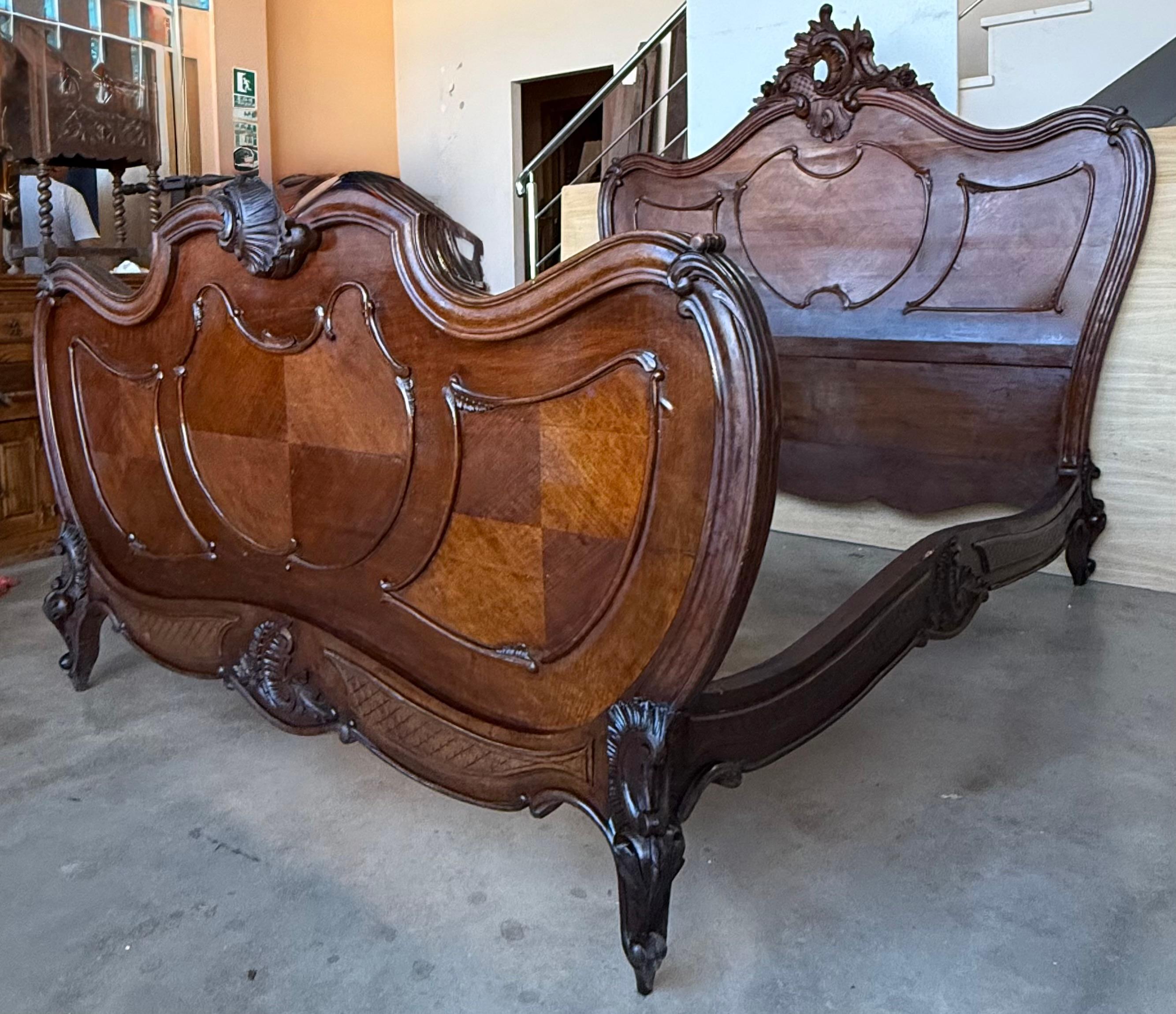 Lit Queen Size de style Louis XV en noyer massif sculpté en vente 1