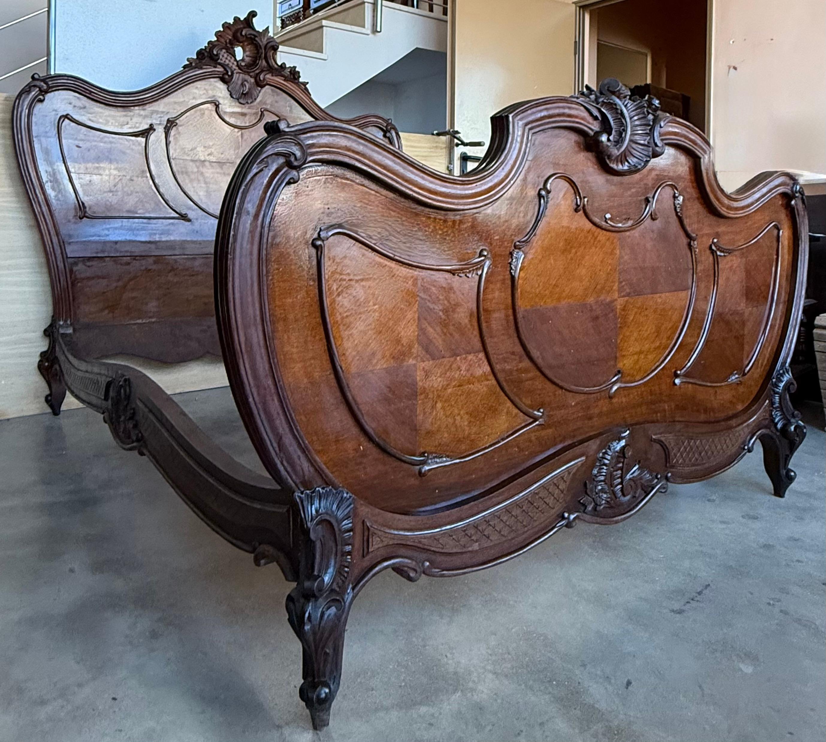 Lit Queen Size de style Louis XV en noyer massif sculpté en vente 2
