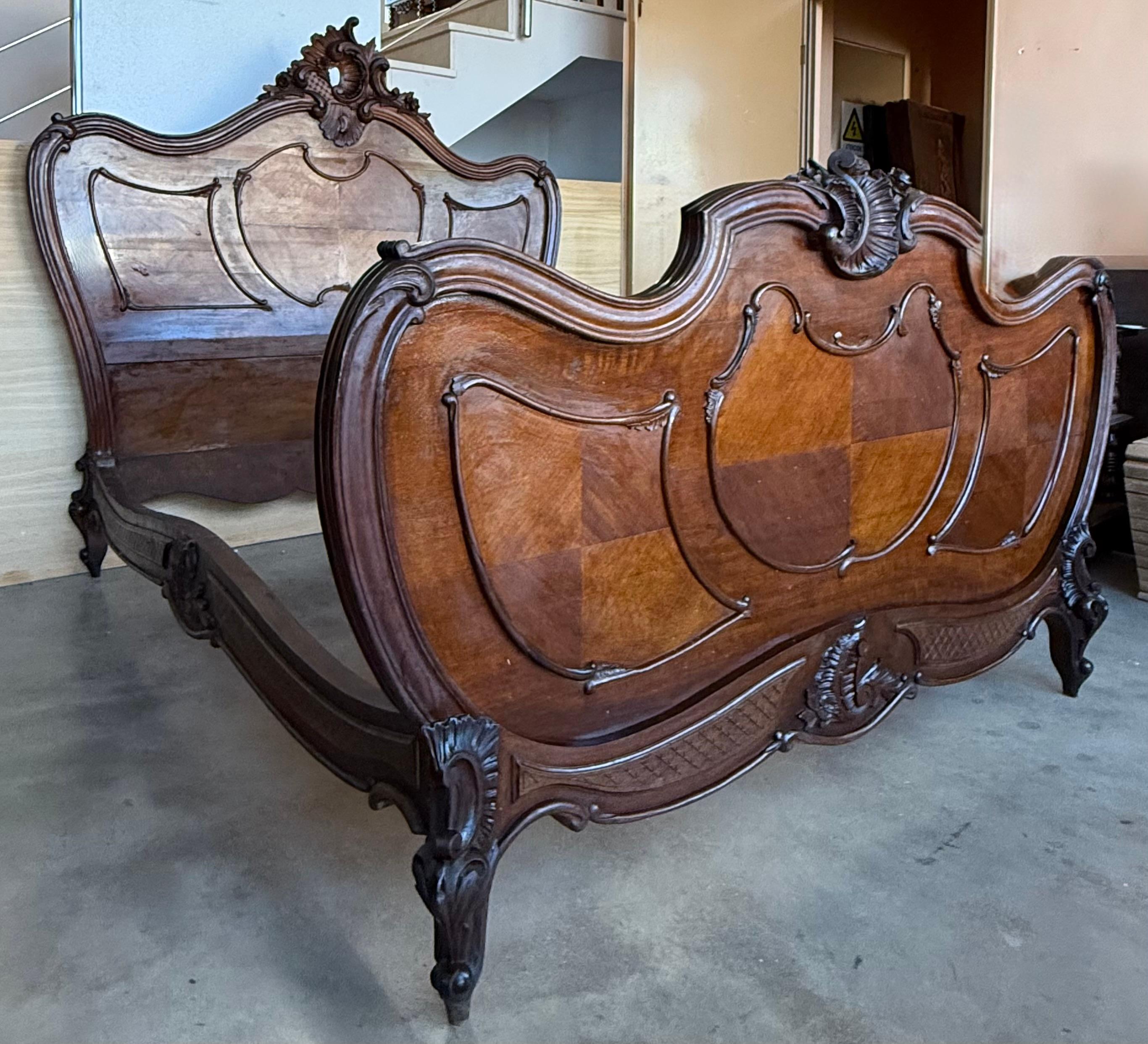 Lit Queen Size de style Louis XV en noyer massif sculpté en vente 3