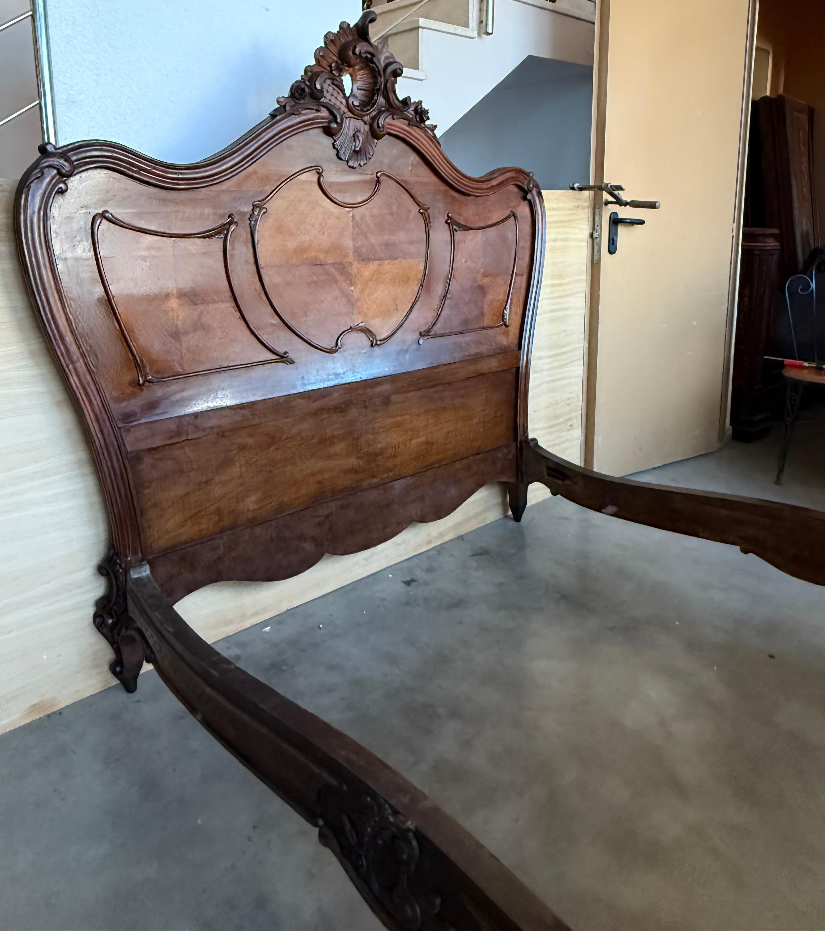 Lit Queen Size de style Louis XV en noyer massif sculpté en vente 4