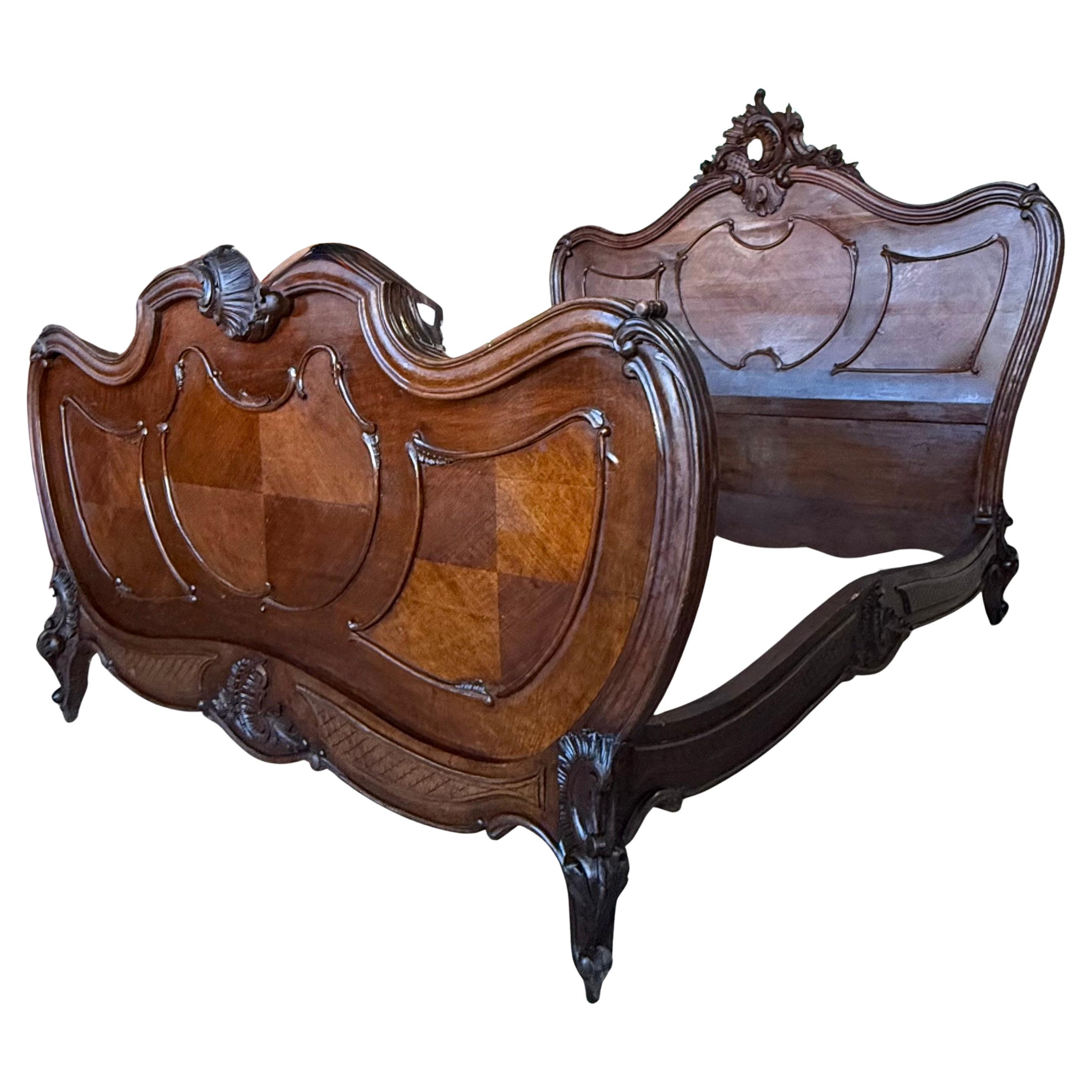 Lit Queen Size de style Louis XV en noyer massif sculpté