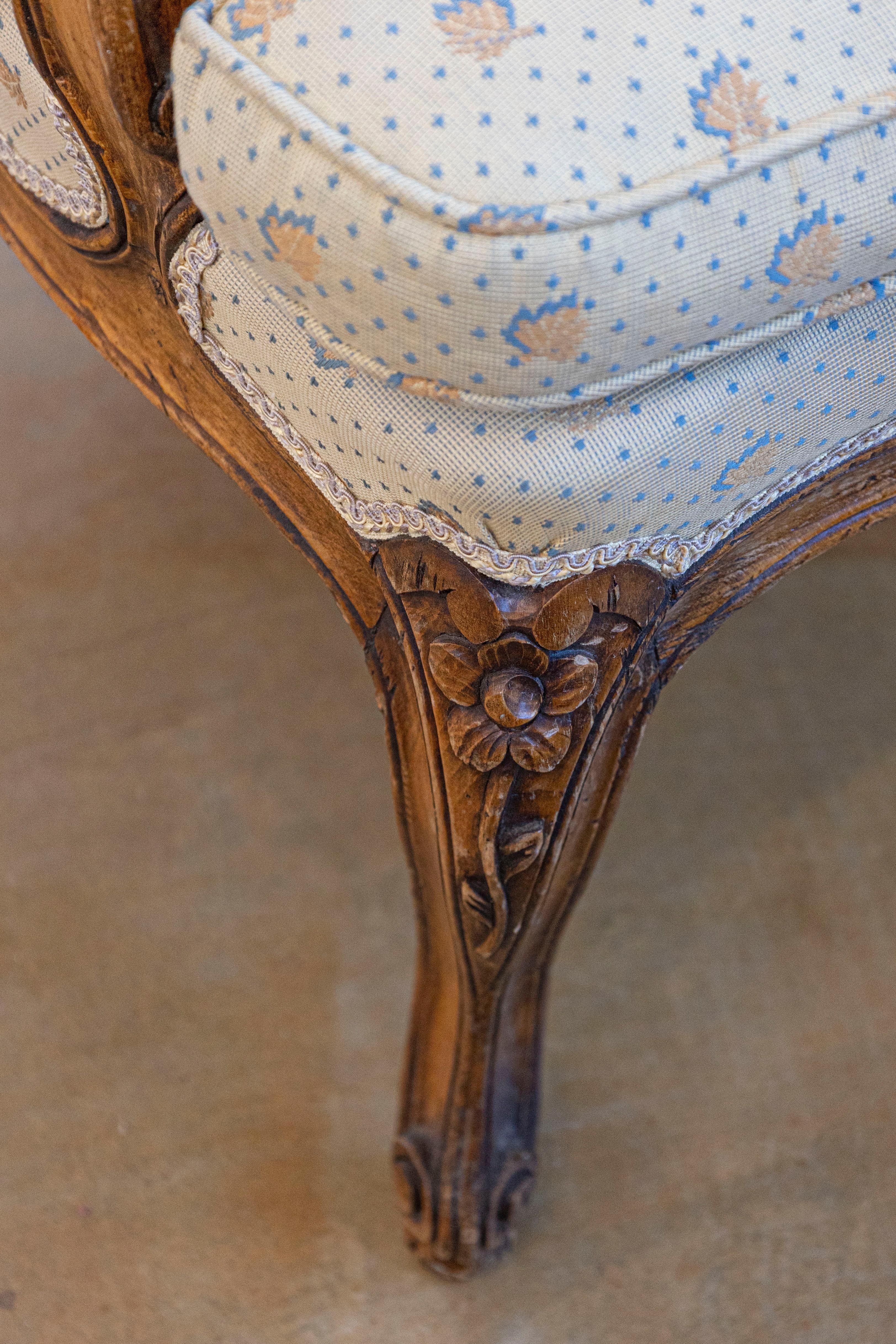 Fauteuils à la Reine in noce francese in stile Luigi XV con motivi floreali intagliati in vendita 3