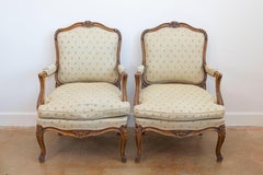 Fauteuils à la Reine en noyer de style Louis XV avec motifs floraux sculptés