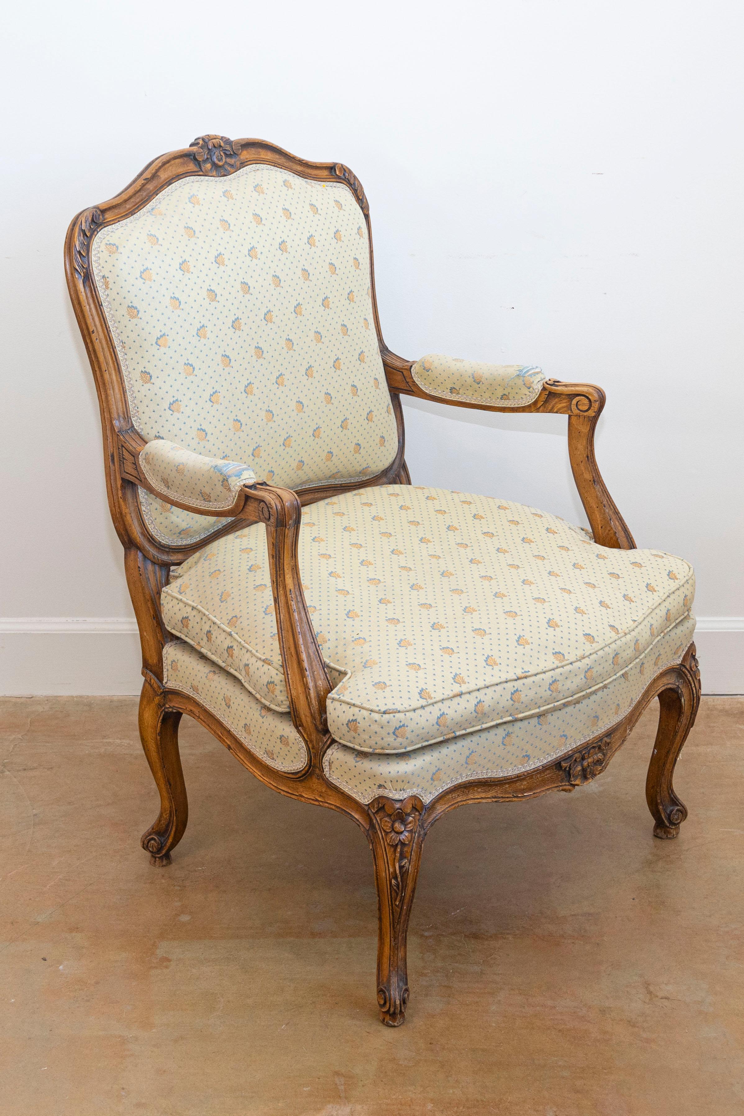 Intagliato Fauteuils à la Reine in noce francese in stile Luigi XV con motivi floreali intagliati in vendita