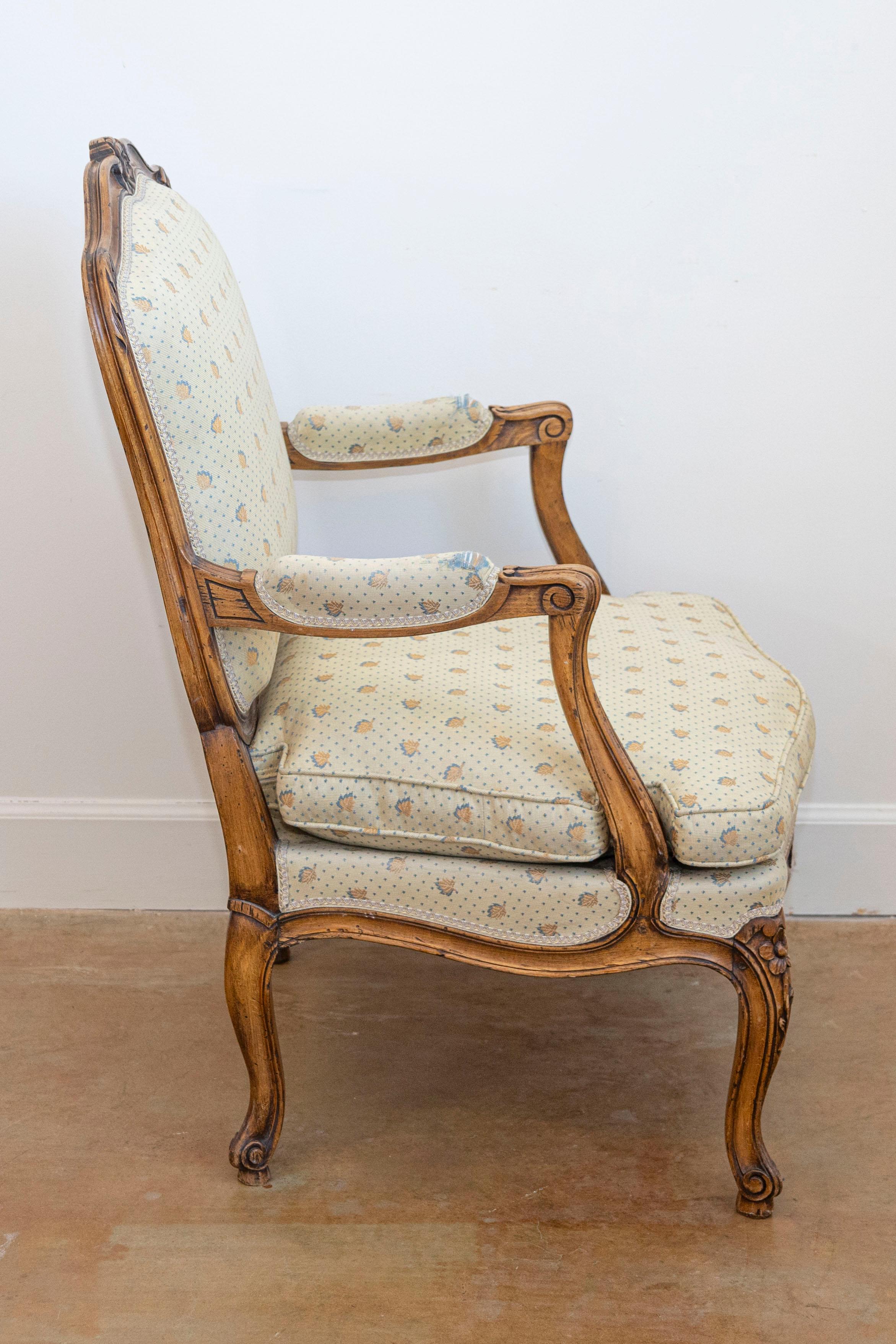 Fauteuils à la Reine in noce francese in stile Luigi XV con motivi floreali intagliati In condizioni buone in vendita a Atlanta, GA