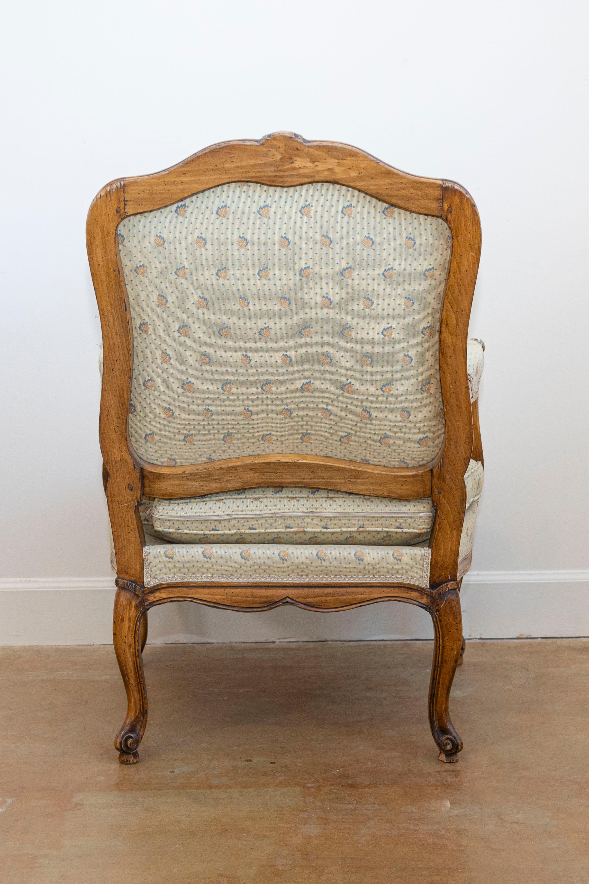 XX secolo Fauteuils à la Reine in noce francese in stile Luigi XV con motivi floreali intagliati in vendita