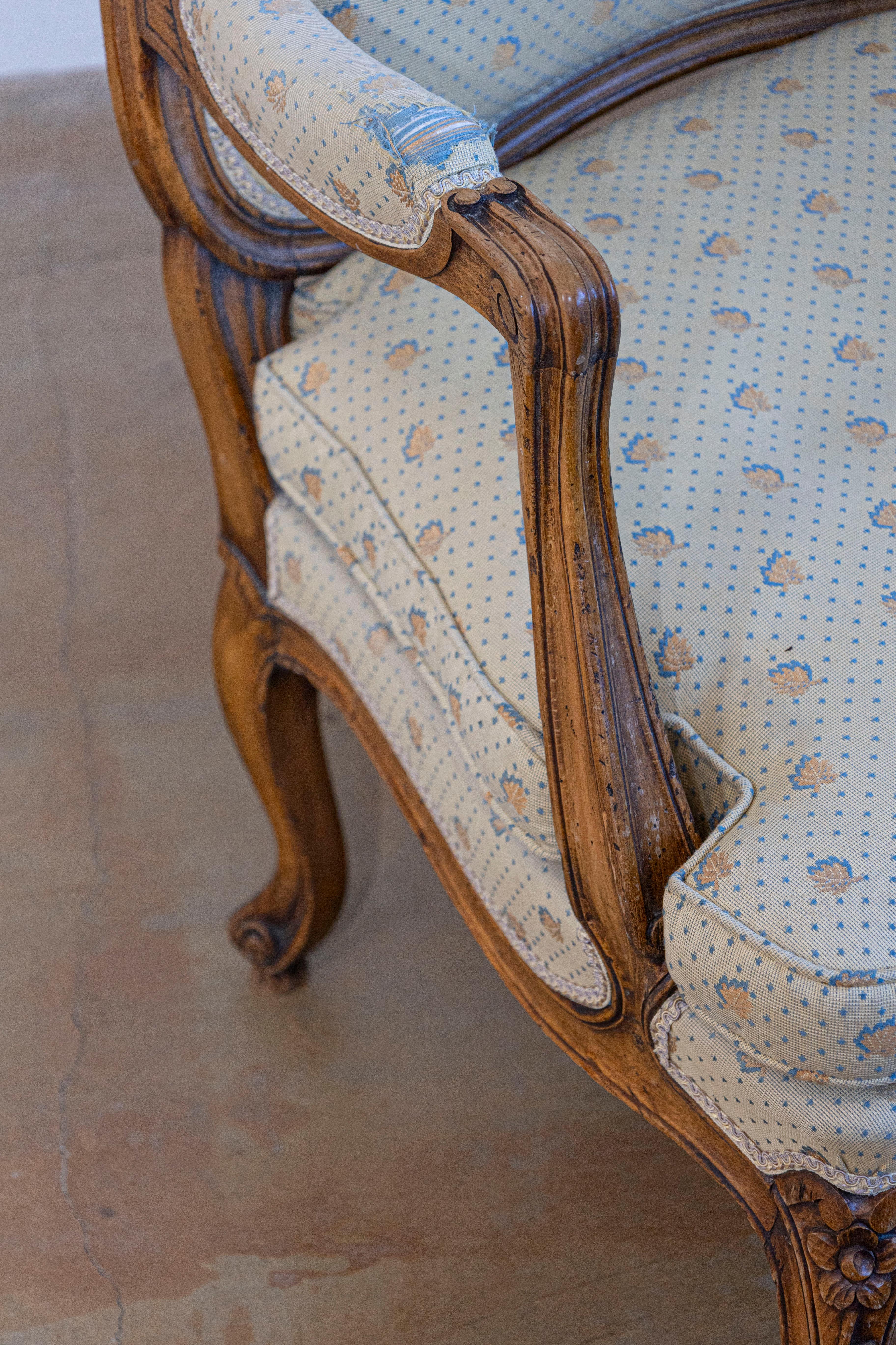 Fauteuils à la Reine in noce francese in stile Luigi XV con motivi floreali intagliati in vendita 1