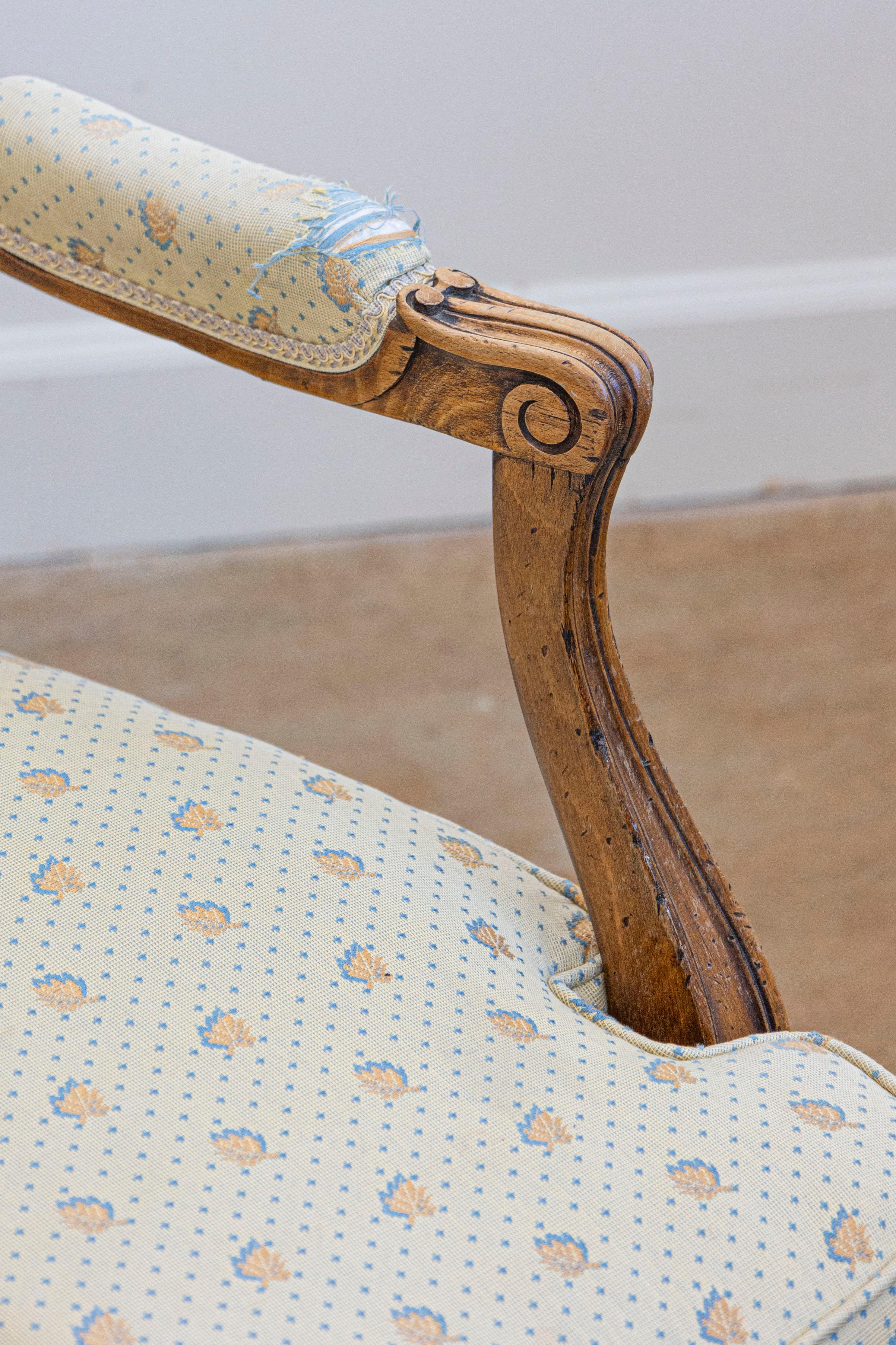 Fauteuils à la Reine in noce francese in stile Luigi XV con motivi floreali intagliati in vendita 2
