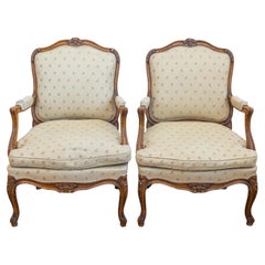 Fauteuils à la Reine in noce francese in stile Luigi XV con motivi floreali intagliati