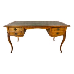 Schreibtisch im Stil Ludwigs XV. aus Obstbaumholz – „Bureau Plat“