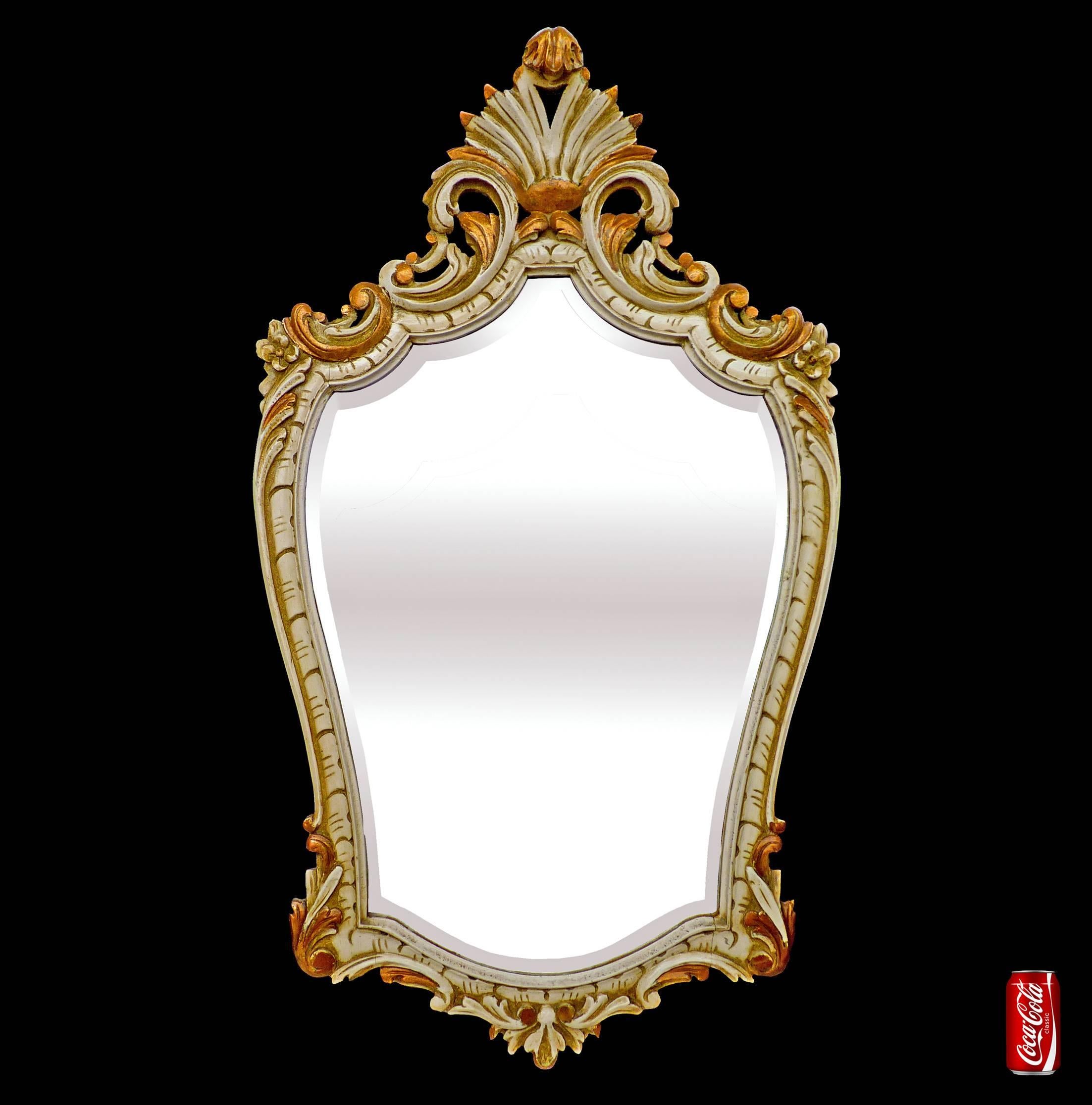 Biseauté Miroir en bois doré et peint de style Louis XV en vente