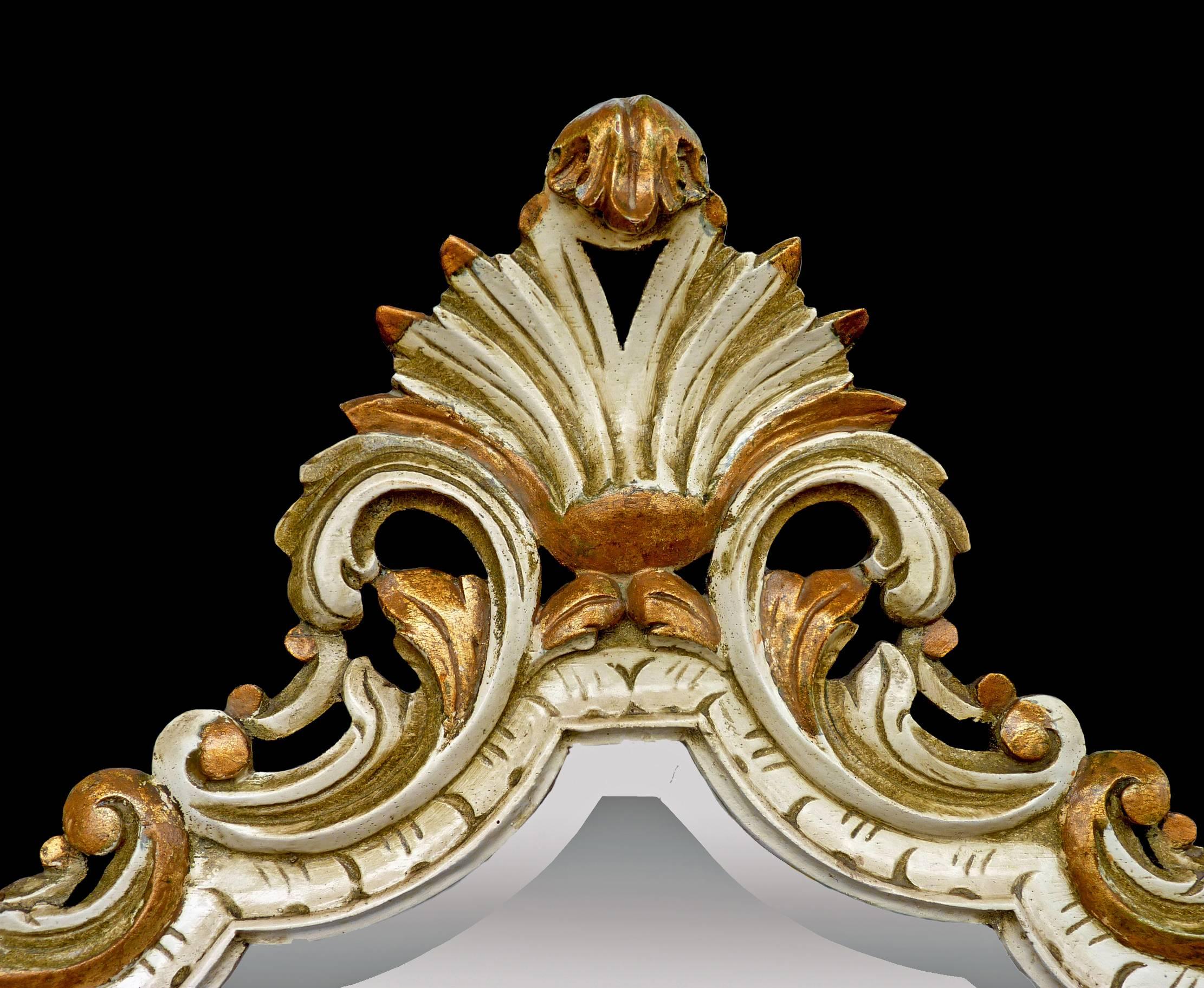 Miroir en bois doré et peint de style Louis XV Excellent état - En vente à Coimbra, PT