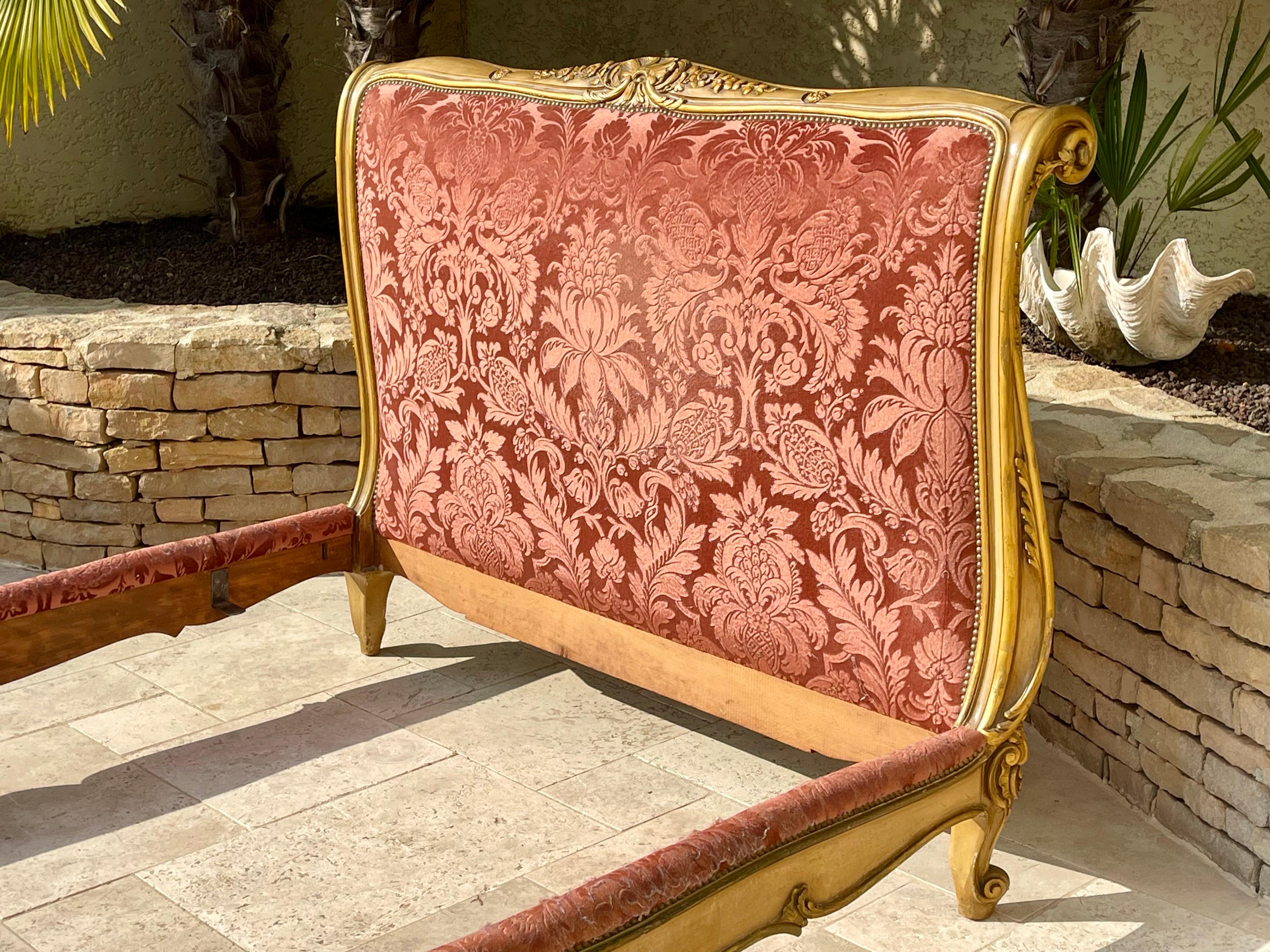 Bett im Louis XV-Stil aus vergoldetem Holz mit Kopf- und Fußteil aus Stoff gepolstert. Dieses Bett ist opulent und in gutem Zustand. Französisches Werk aus dem 19. Jahrhundert. 
 
 Abmessungen
 Höhe des Kopfteils 1m16
 Höhe Fußteil 96cm
 Außenmaße -
