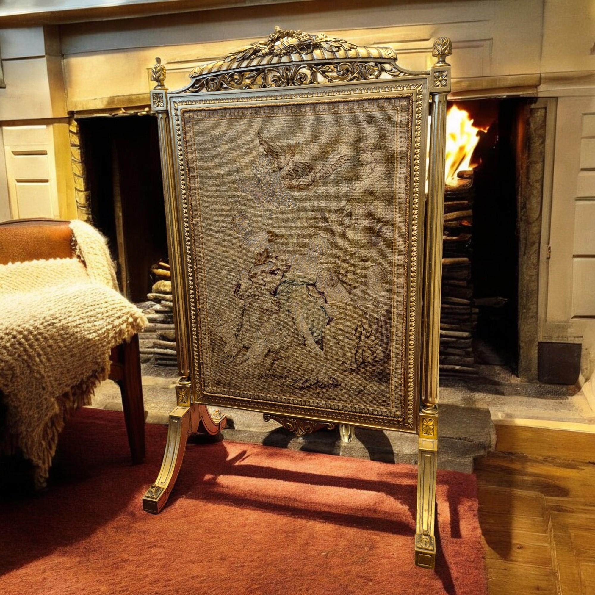 Pare-feu en bois doré de style Louis XV, 19e siècle

Écran de cheminée en bois sculpté et doré orné d'une tapisserie aux points originaux représentant l'enlèvement d'Europa.

L'entourage est constitué de colonnes détachées surmontées de rosettes et