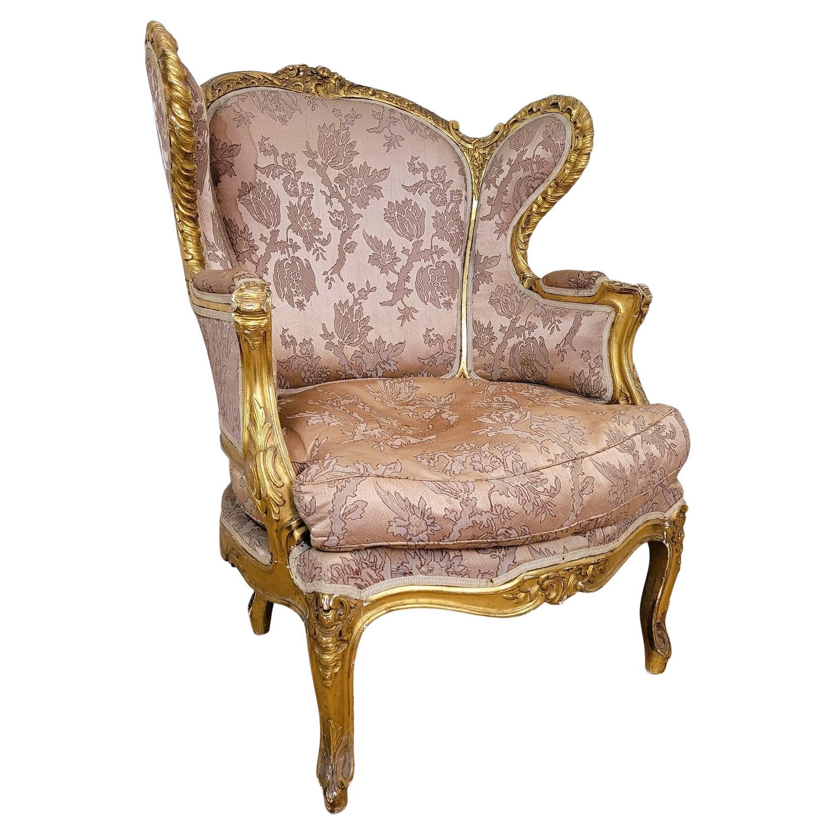 Magnifica sedia ad ala in legno dorato e riccamente intagliato, in stile Luigi XV ma del periodo di Napoleone III.

È prevedibile l'usura della doratura, dei sedili e del tessuto secondo i propri gusti.

Altezza 107 cm, seduta 85 cm
74x85cm