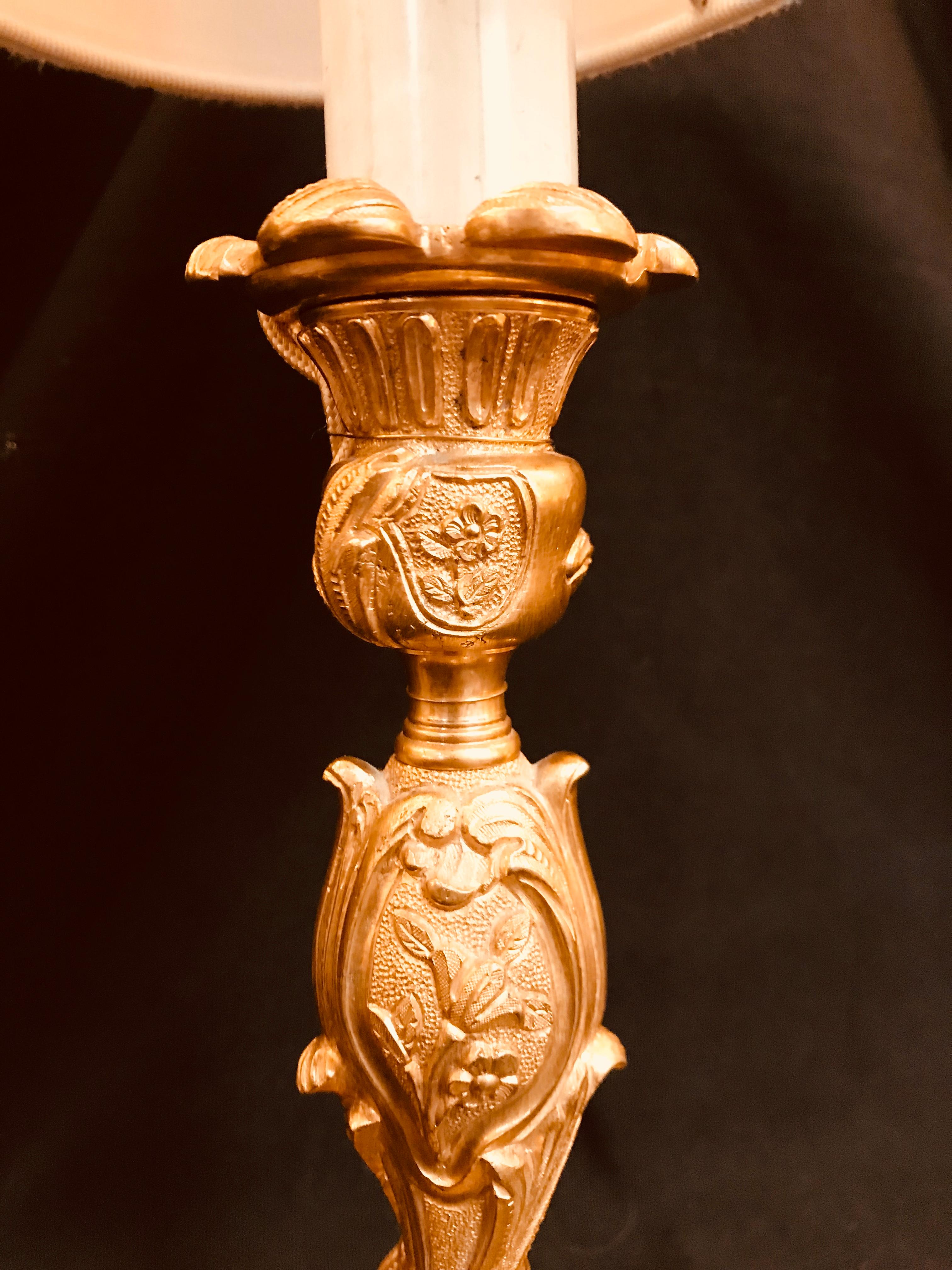 Ce petit chandelier de style Louis XV en bronze doré par Gherardo Degli Albizzi  serait idéal pour être placé sur une table de chevet.
Il reprend le grand goût de la décoration de la période Rococo. Ainsi, les motifs végétaux sont omniprésents dans