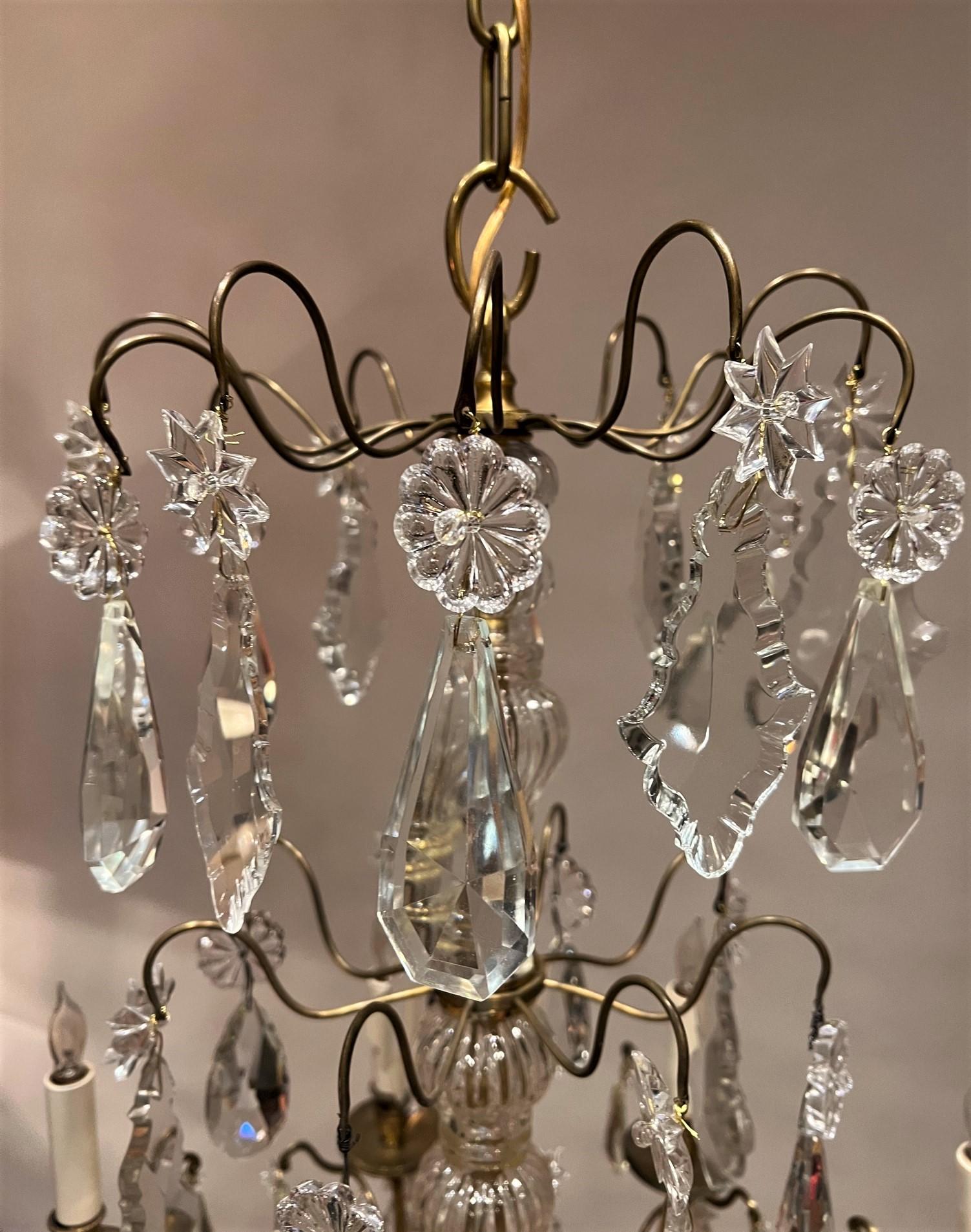Doré Lustre à 8 lumières de style Louis XV en laiton doré et cristal, France, vers 1935 en vente