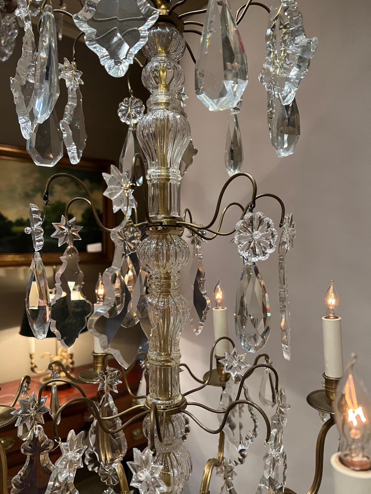 Milieu du XXe siècle Lustre à 8 lumières de style Louis XV en laiton doré et cristal, France, vers 1935 en vente