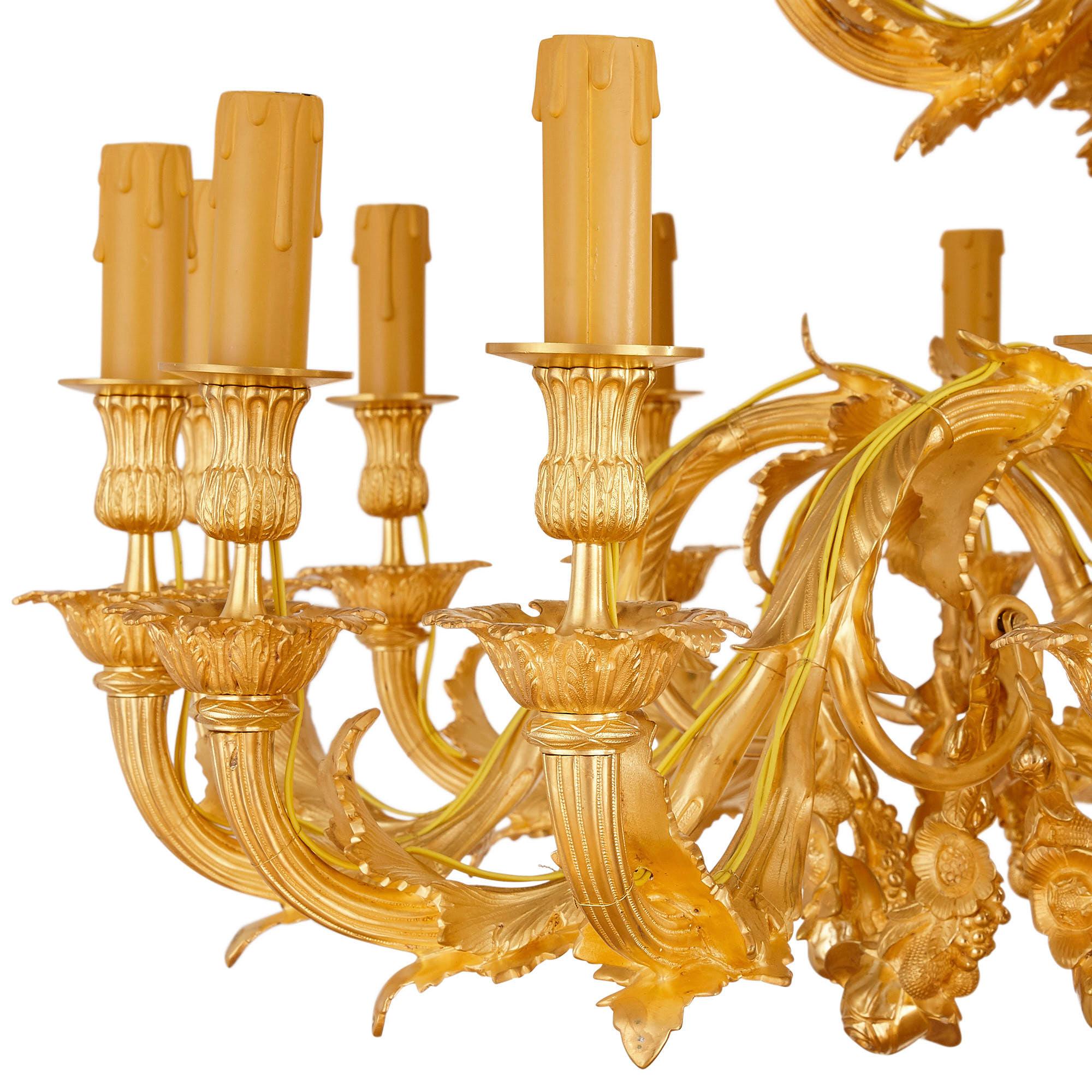 Français Lustre à 33 lumières de style Louis XV en bronze doré en vente