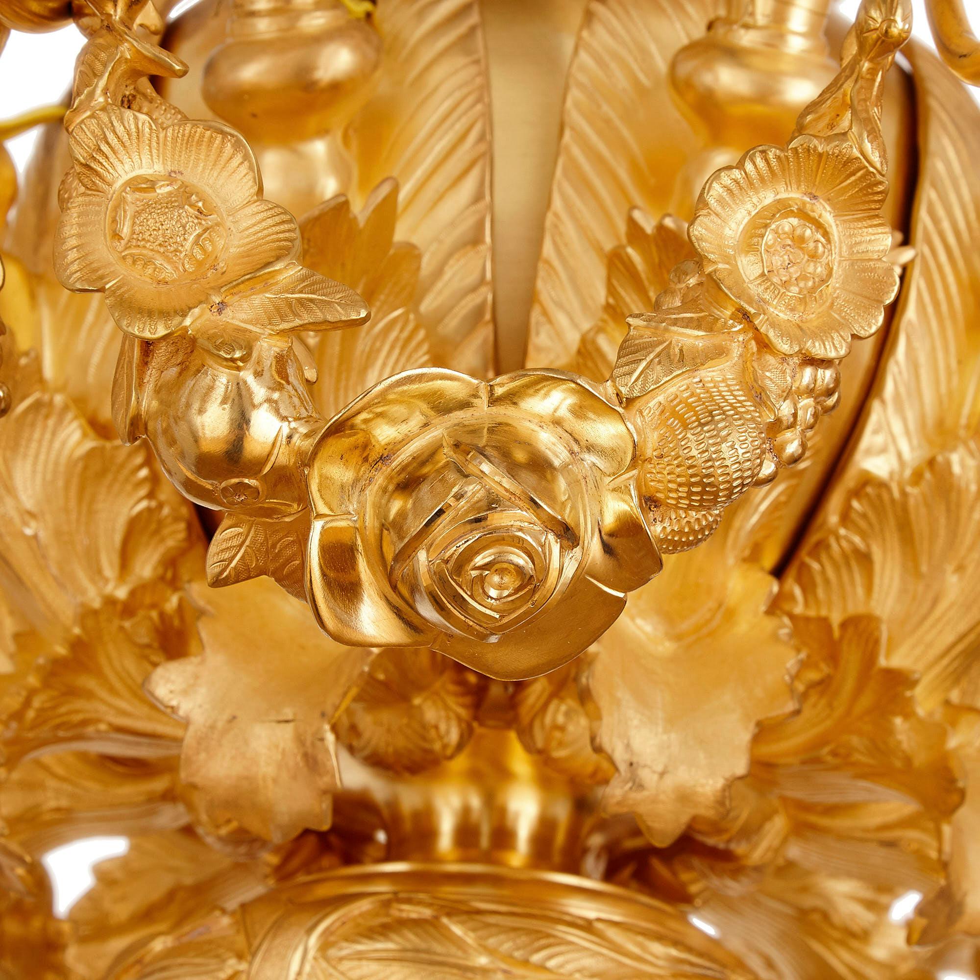 Doré Lustre à 33 lumières de style Louis XV en bronze doré en vente