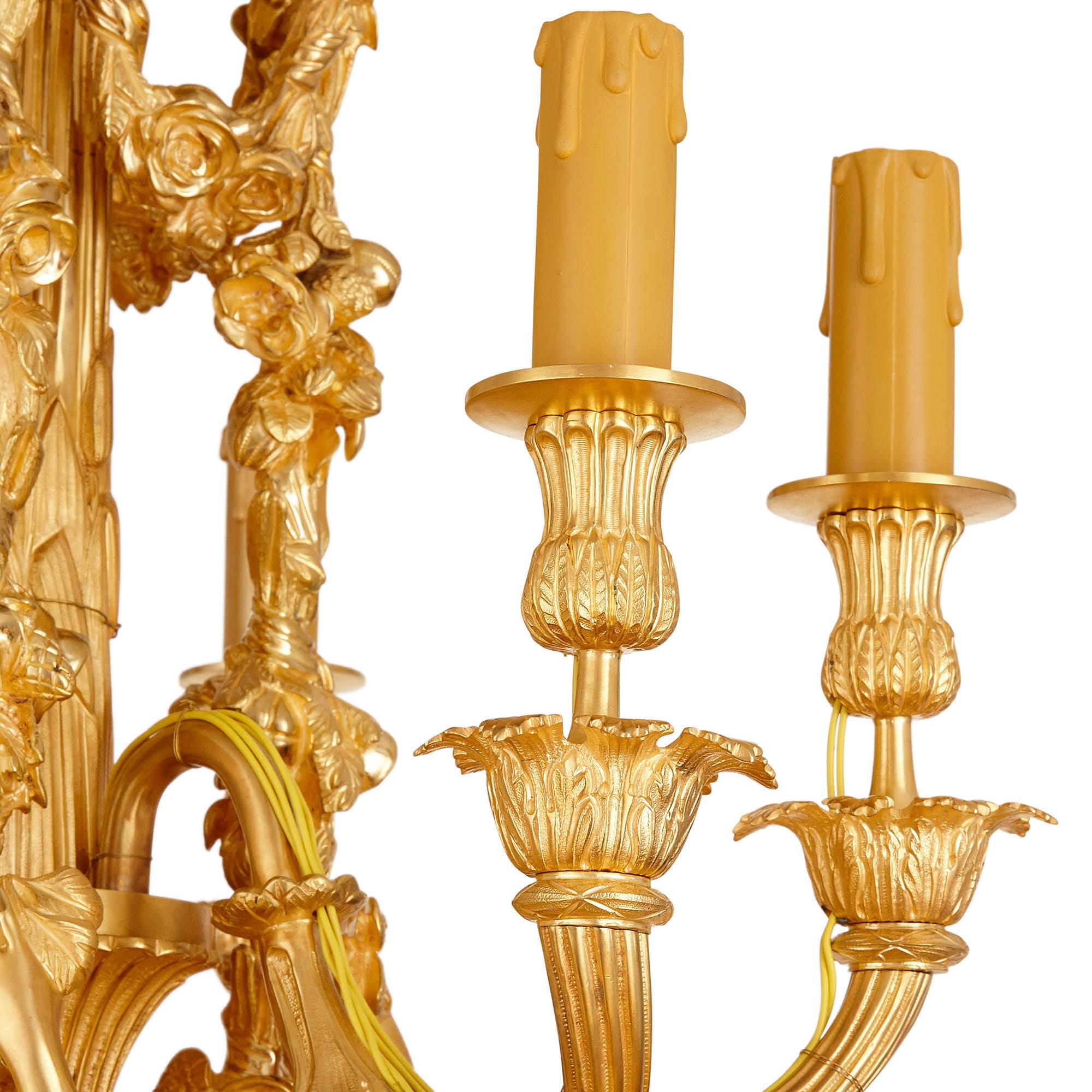 20ième siècle Lustre à 33 lumières de style Louis XV en bronze doré en vente