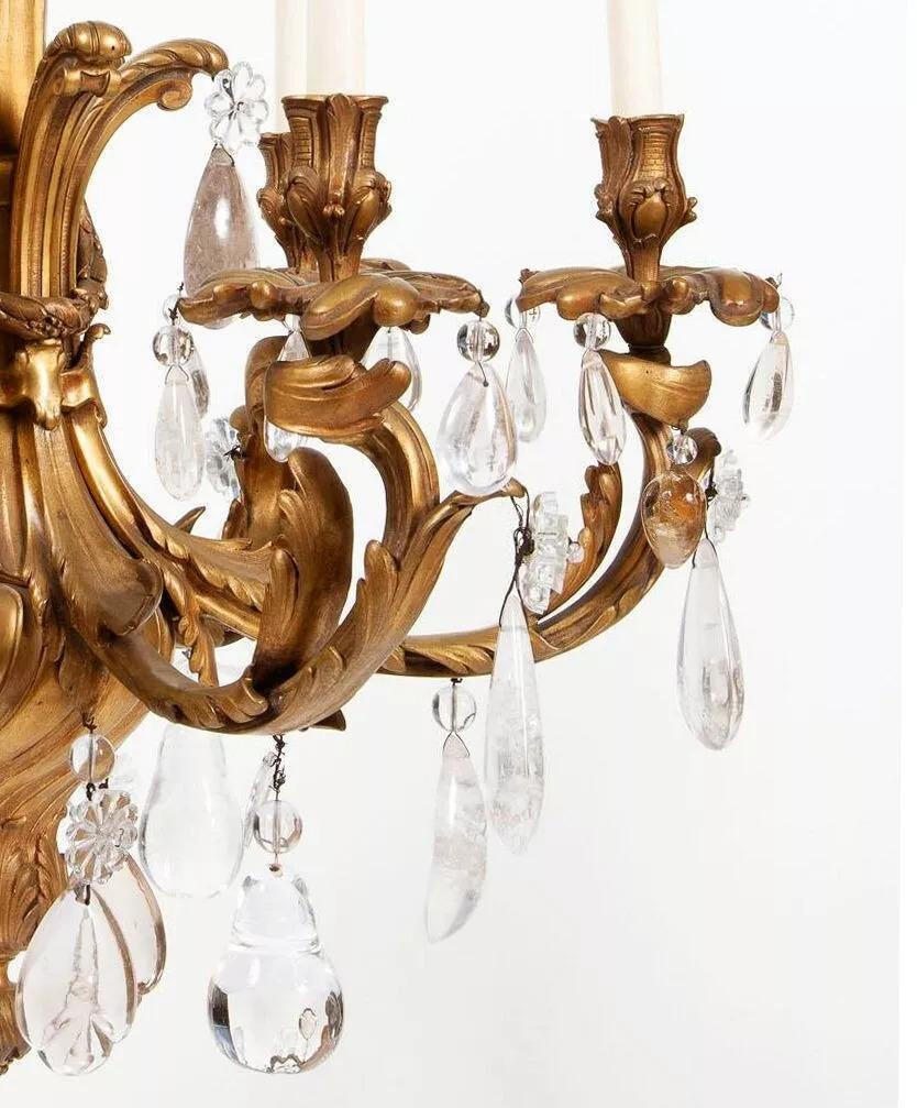 Lampadario a 6 luci in bronzo dorato in stile Luigi XV con cristalli di rocca.