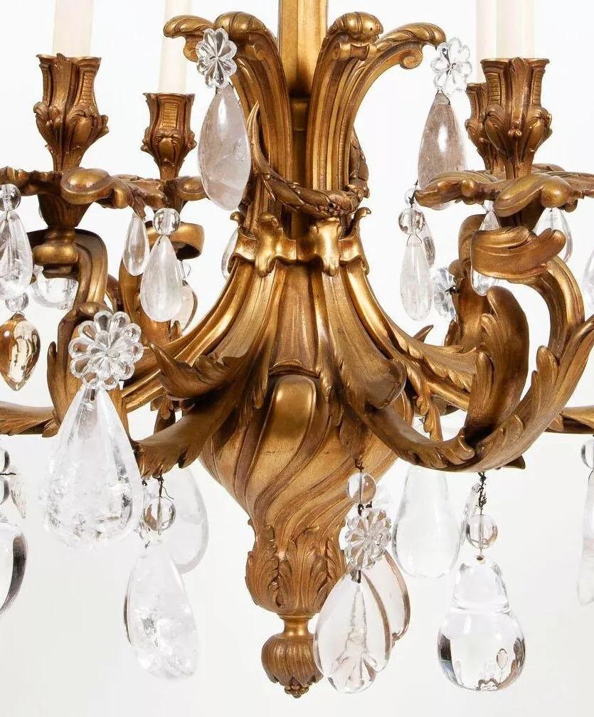 Francese Lampadario a 6 luci in bronzo dorato in stile Luigi XV con cristalli di rocca in vendita