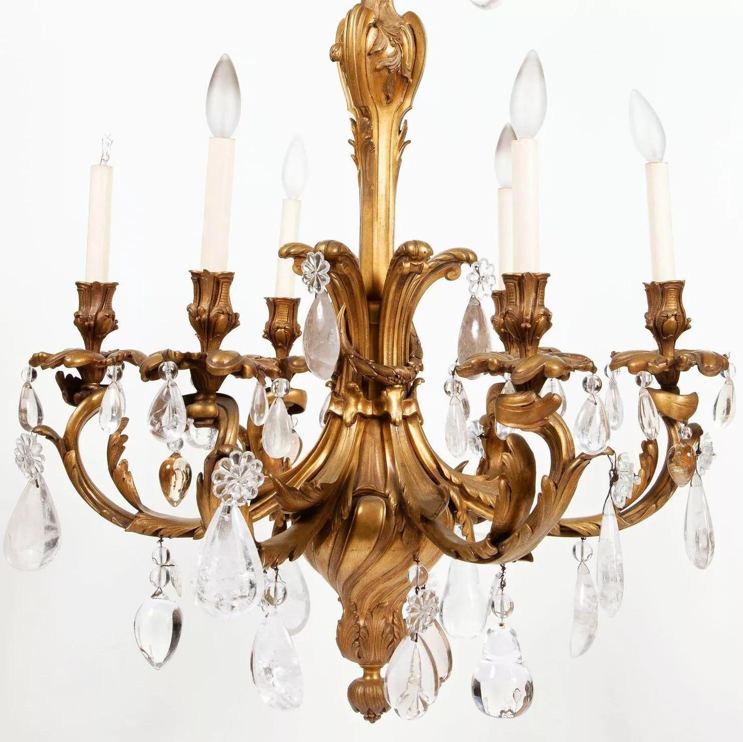 Dorato Lampadario a 6 luci in bronzo dorato in stile Luigi XV con cristalli di rocca in vendita