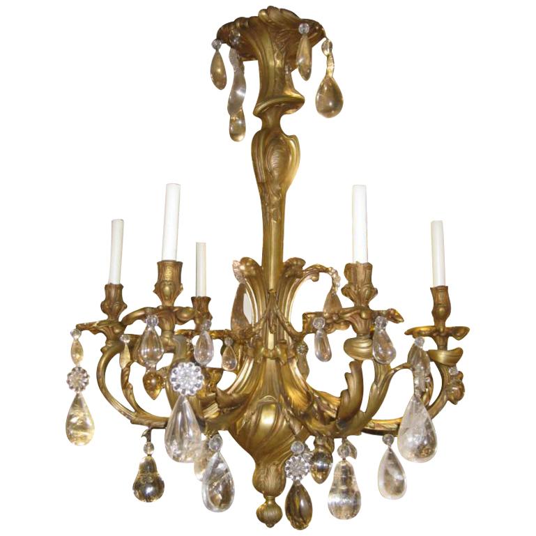 Lustre à 6 lumières de style Louis XV en bronze doré avec cristaux de roche