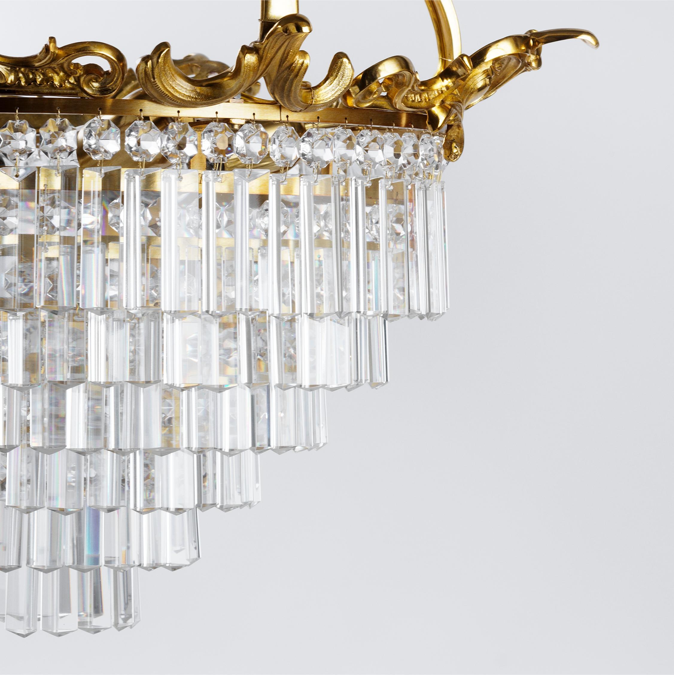 This Louis XV style gilt bronze and crystal ceiling light by Gherardo Degli Albizzi  has four internal lights and it shows classical features of Rococò period.
At the top there is a frame characterized a vegetal decoration with acanthus leaves while