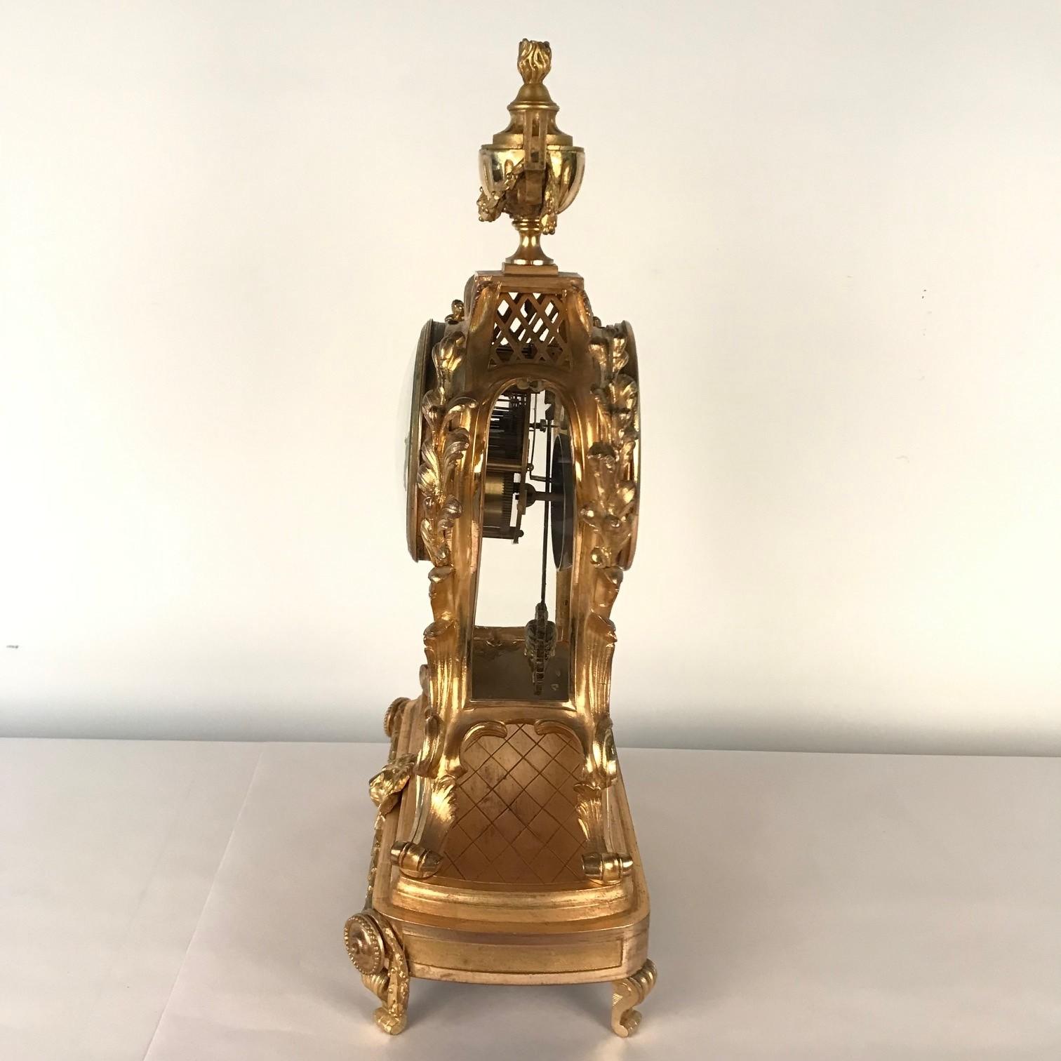 Garniture d'horloge de cheminée de style Louis XV en bronze doré et cristal en vente 2