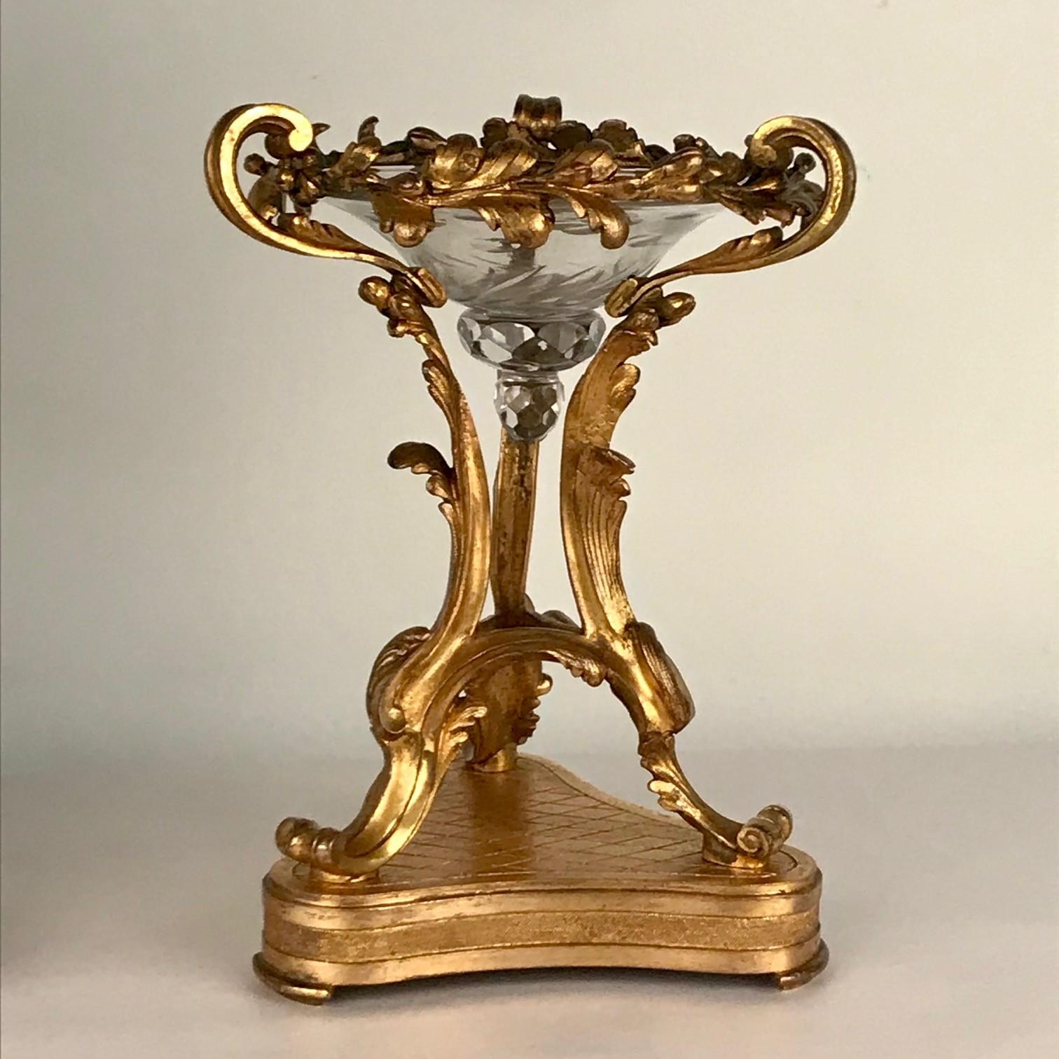 Garniture d'horloge de cheminée de style Louis XV en bronze doré et cristal en vente 3