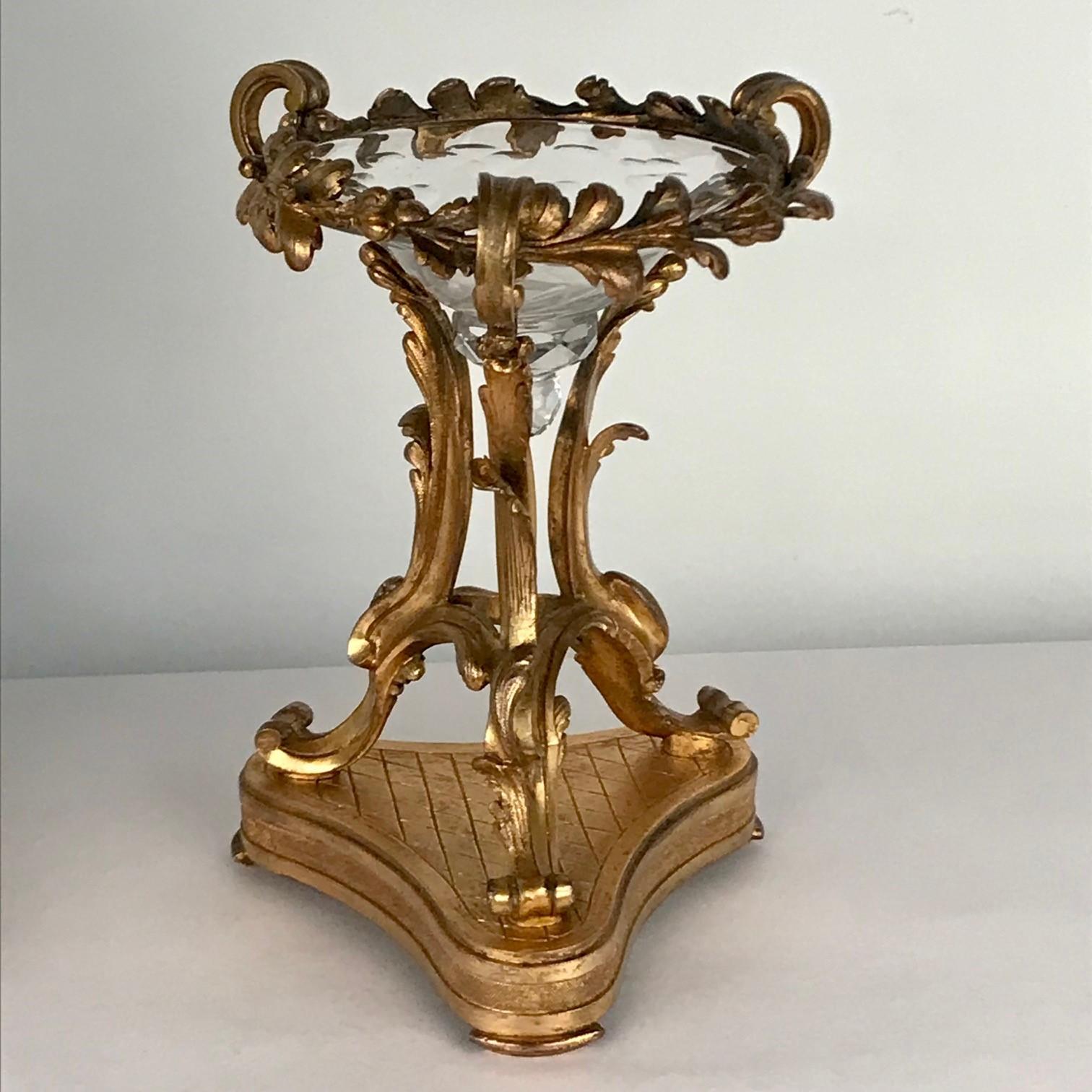 Garniture d'horloge de cheminée de style Louis XV en bronze doré et cristal en vente 4